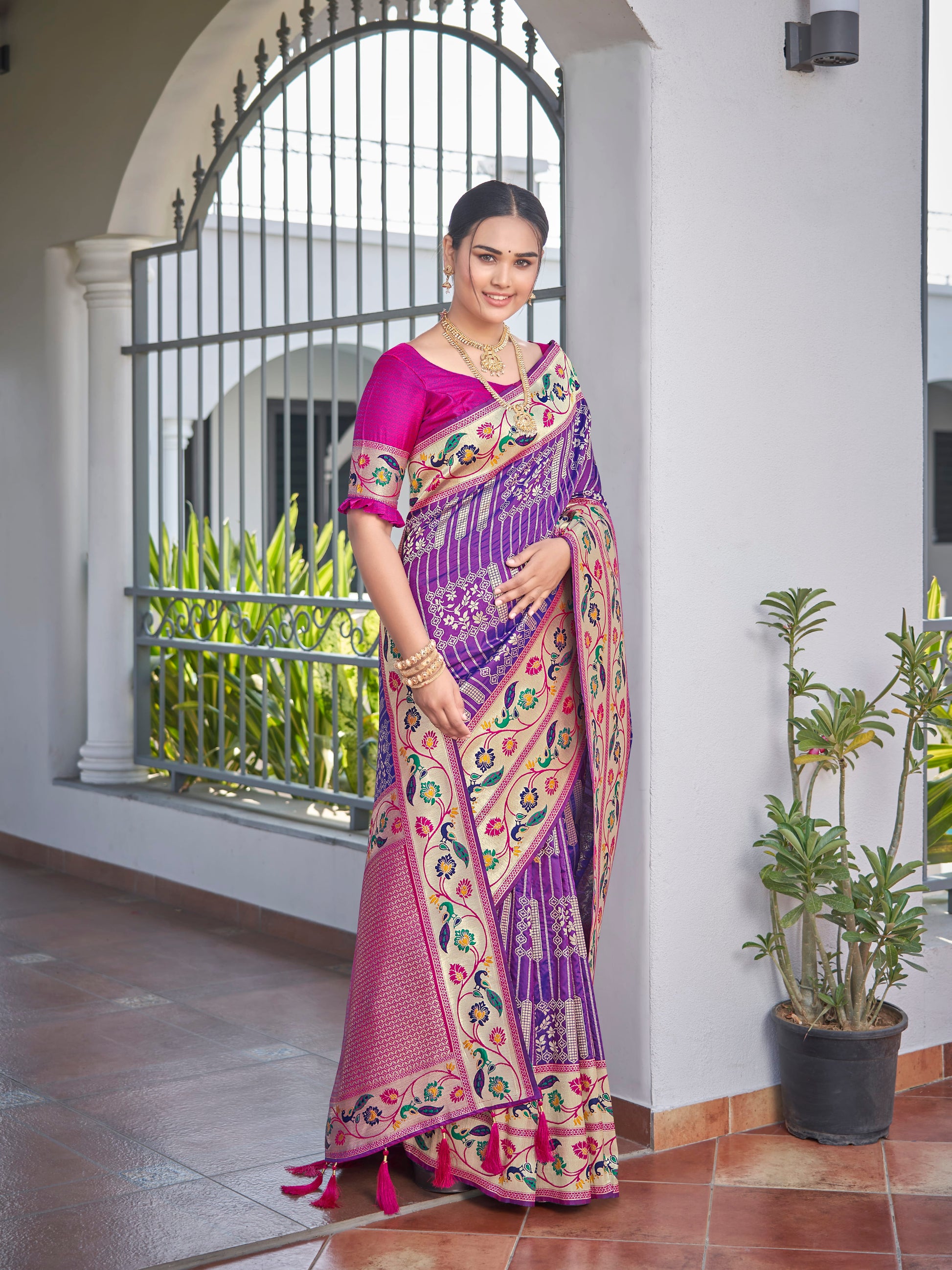 MANOHARI Banarasi Silk Blend Jacquard Work Saree - Purple