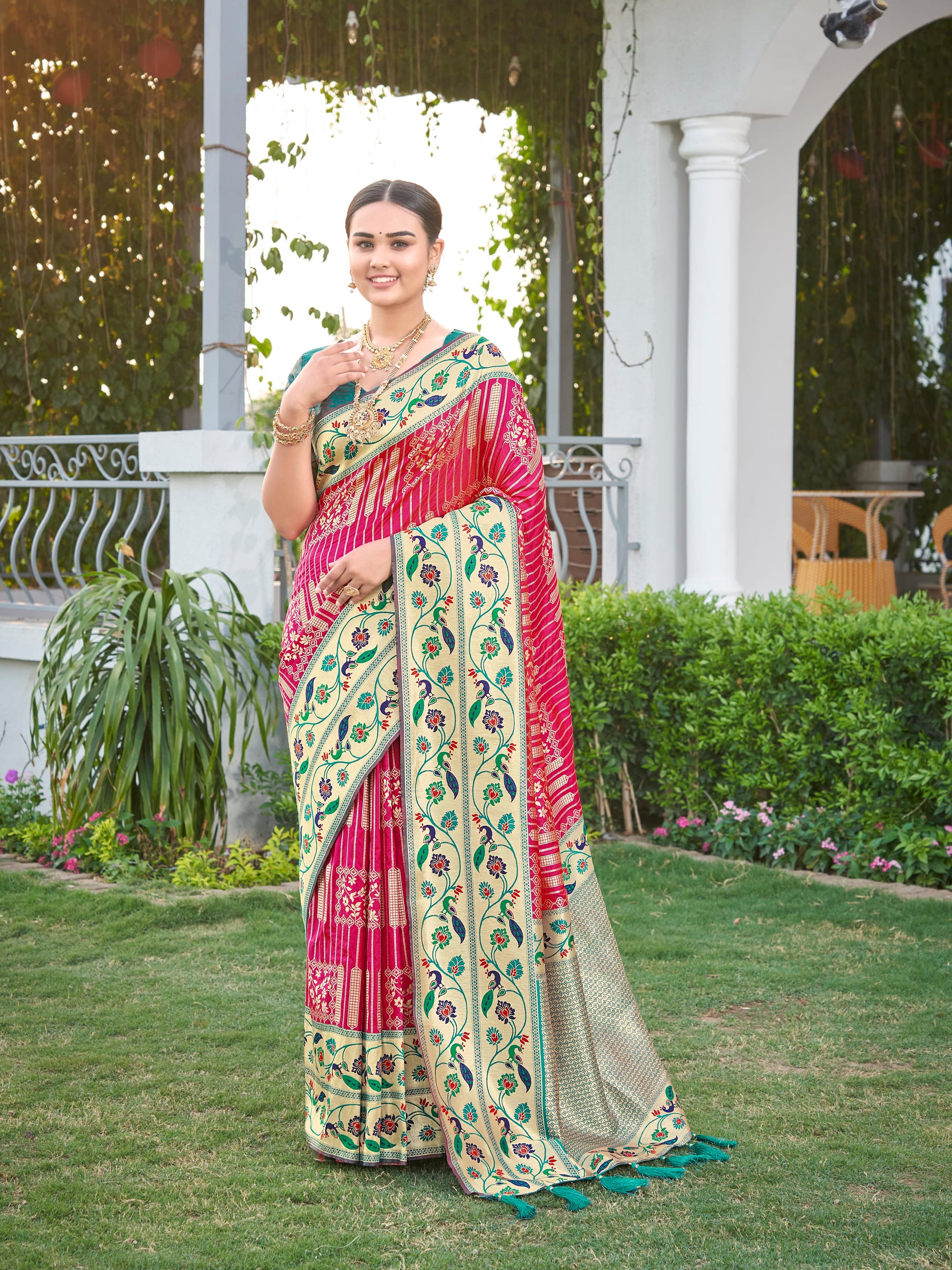 MANOHARI Banarasi Silk Blend Jacquard Work Saree - Pink