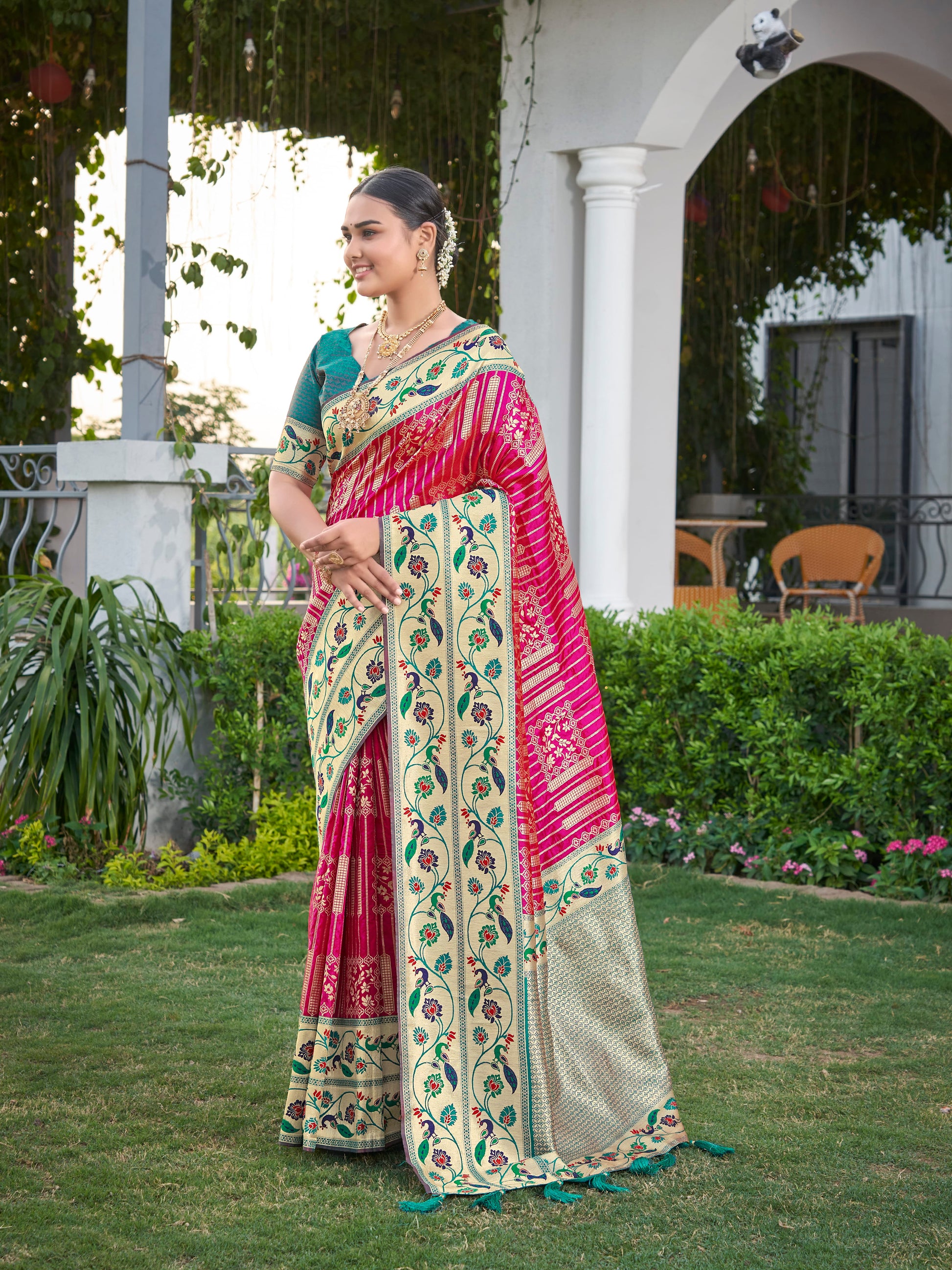 MANOHARI Banarasi Silk Blend Jacquard Work Saree - Pink