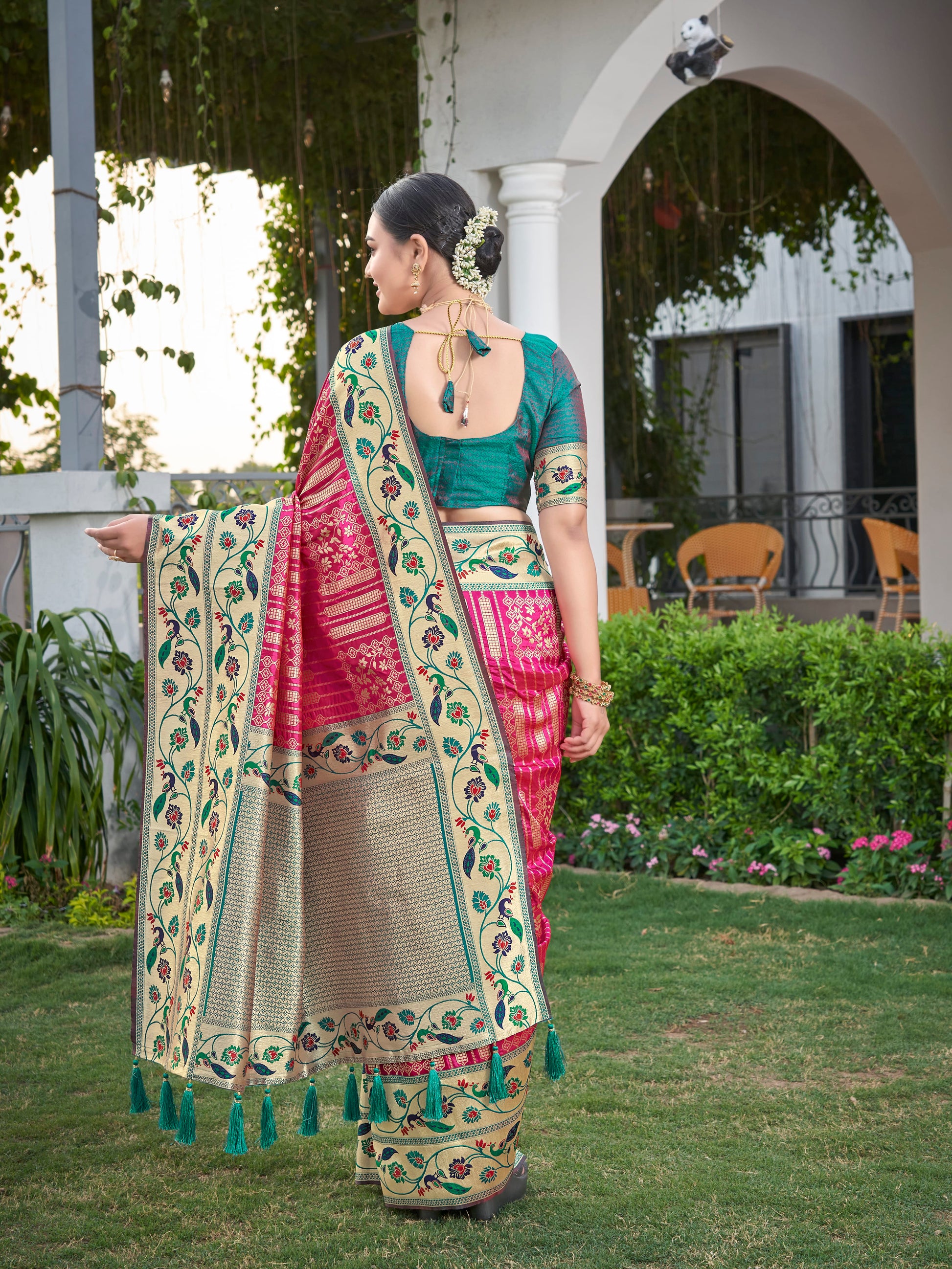 MANOHARI Banarasi Silk Blend Jacquard Work Saree - Pink