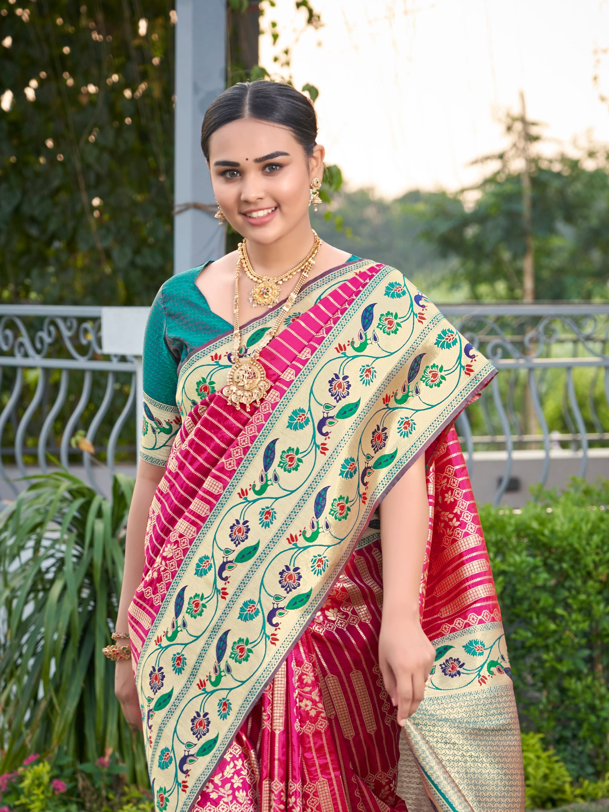 MANOHARI Banarasi Silk Blend Jacquard Work Saree - Pink