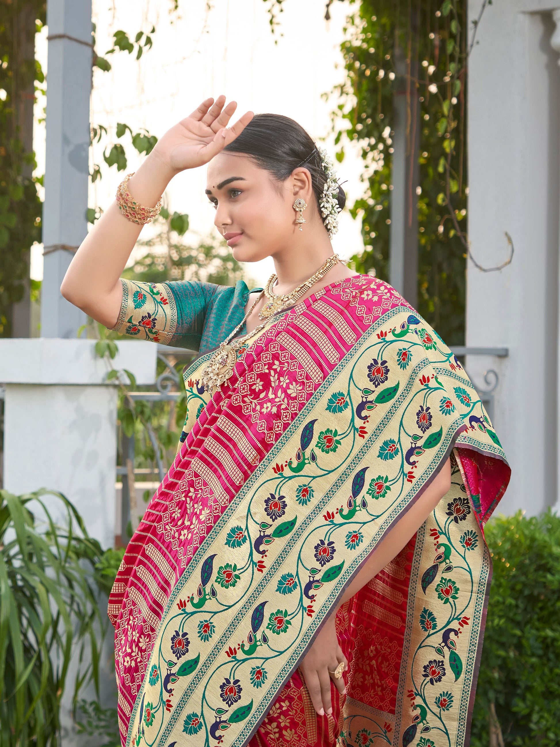 MANOHARI Banarasi Silk Blend Jacquard Work Saree - Pink