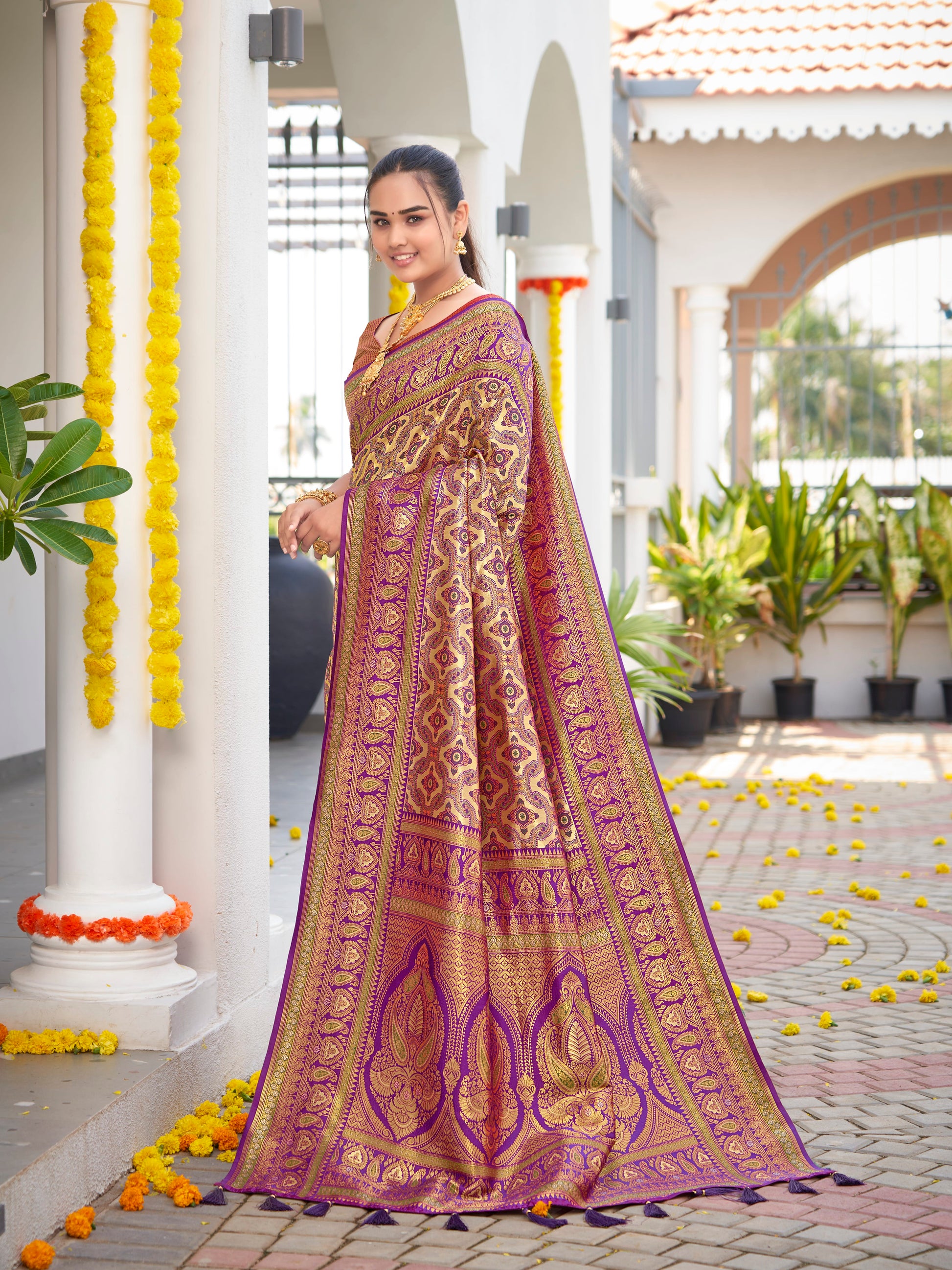 MANOHARI Banarasi Silk Blend Jacquard Work Saree - Purple