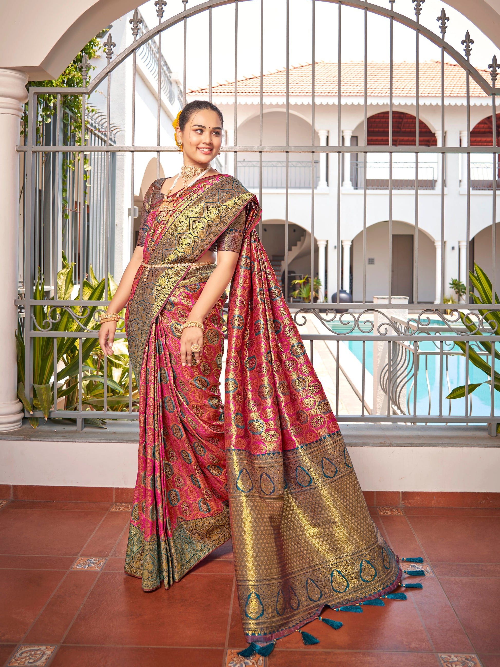 MANOHARI Banarasi Silk Blend Jacquard Work Saree - Pink