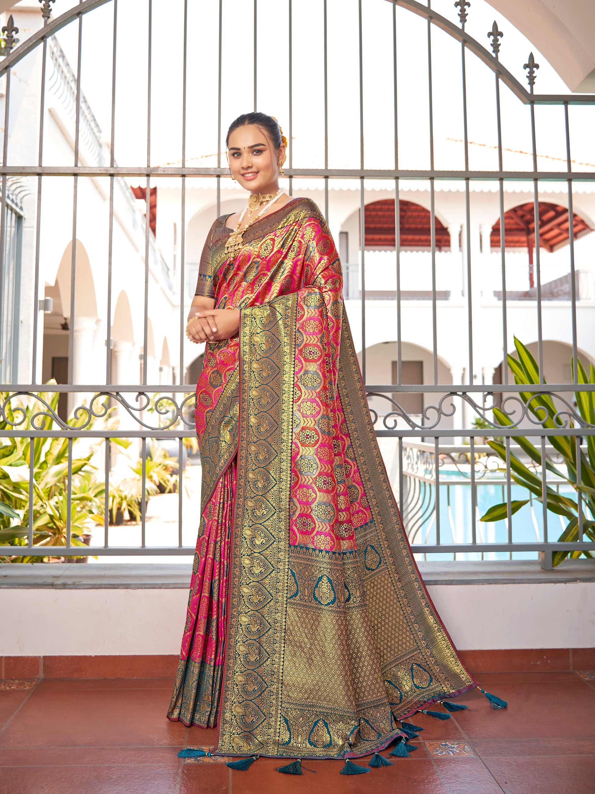 MANOHARI Banarasi Silk Blend Jacquard Work Saree - Pink