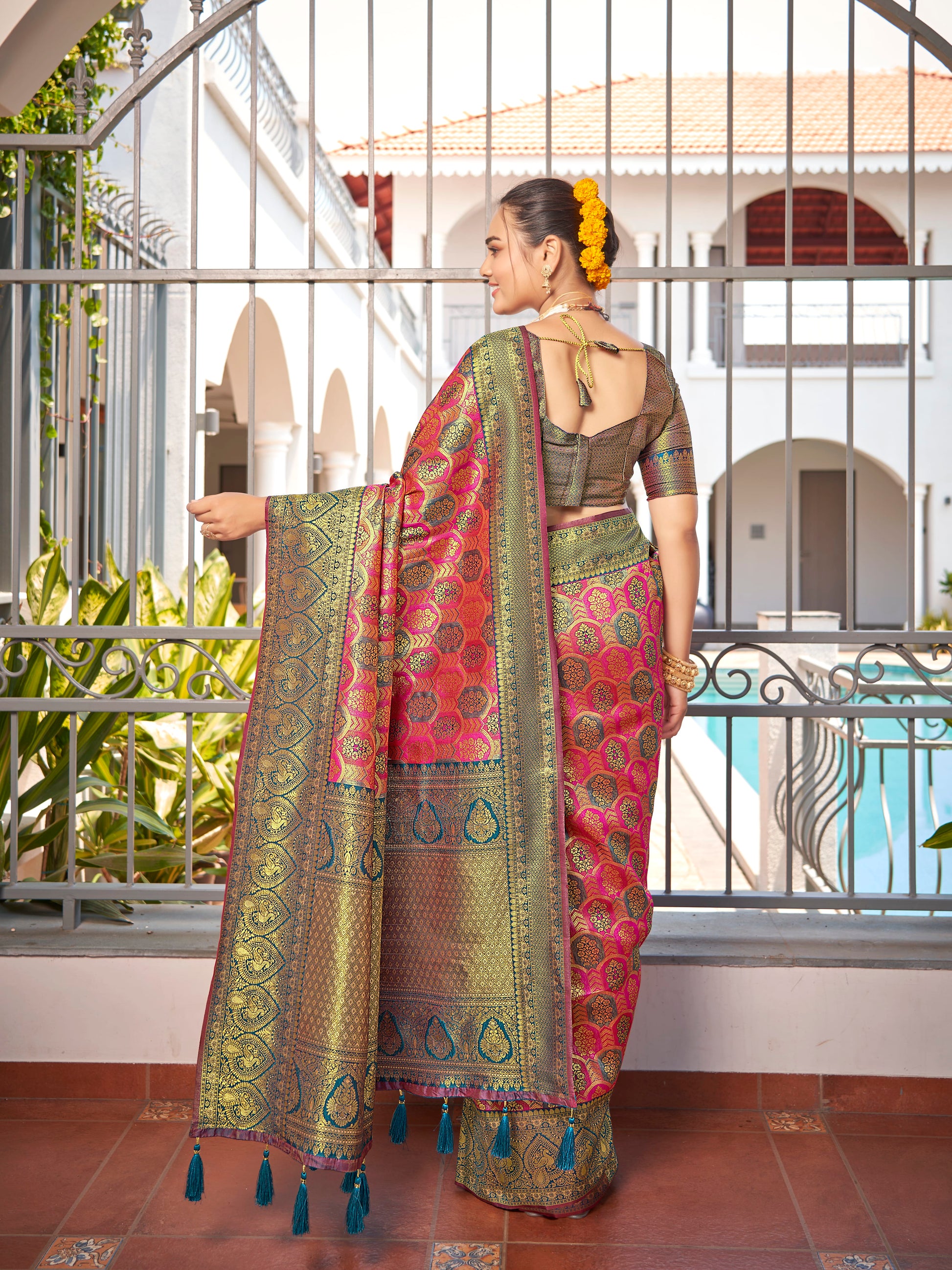 MANOHARI Banarasi Silk Blend Jacquard Work Saree - Pink