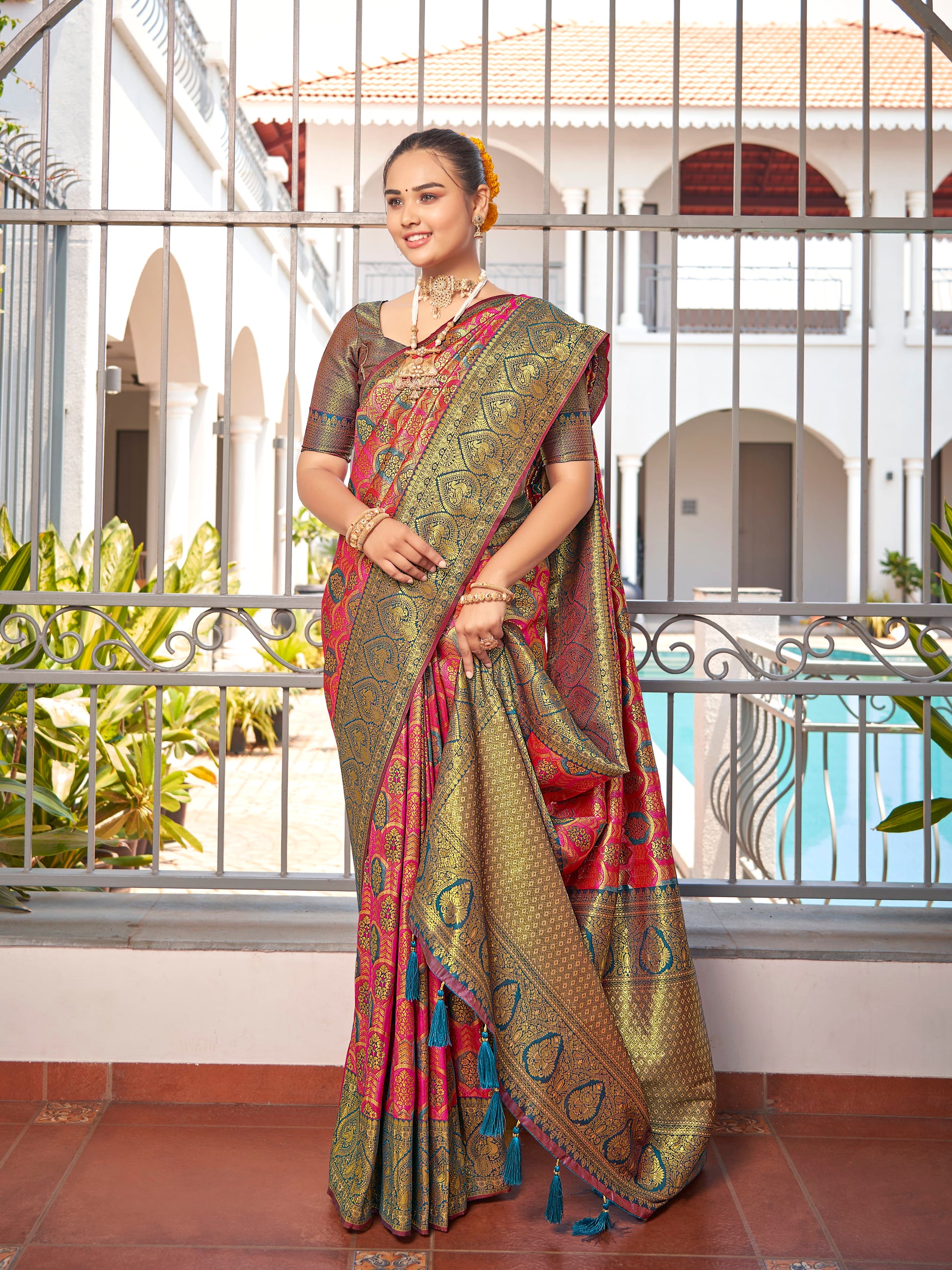 MANOHARI Banarasi Silk Blend Jacquard Work Saree - Pink