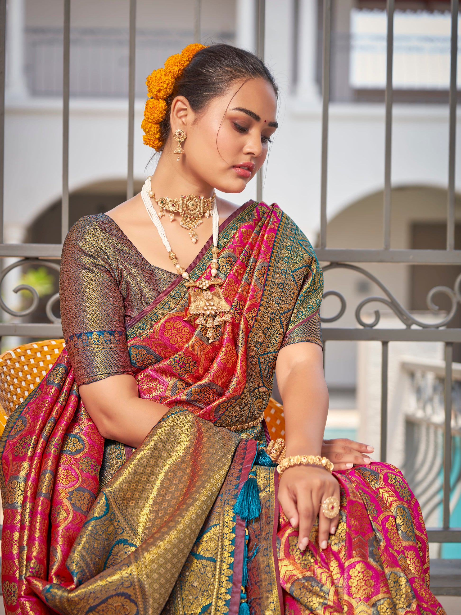 MANOHARI Banarasi Silk Blend Jacquard Work Saree - Pink