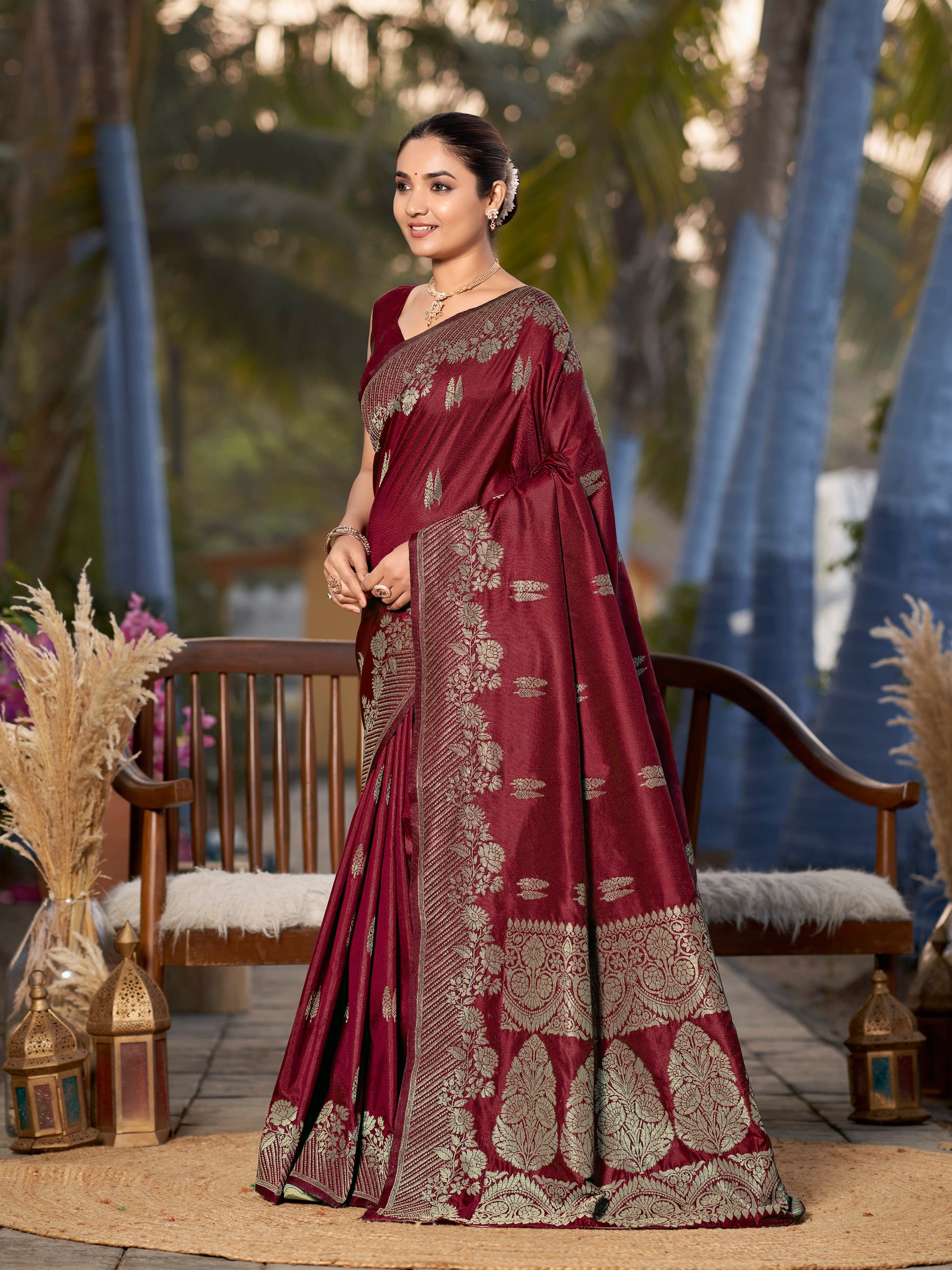 MANOHARI Banarasi Silk Blend Jacquard Work Saree - Red