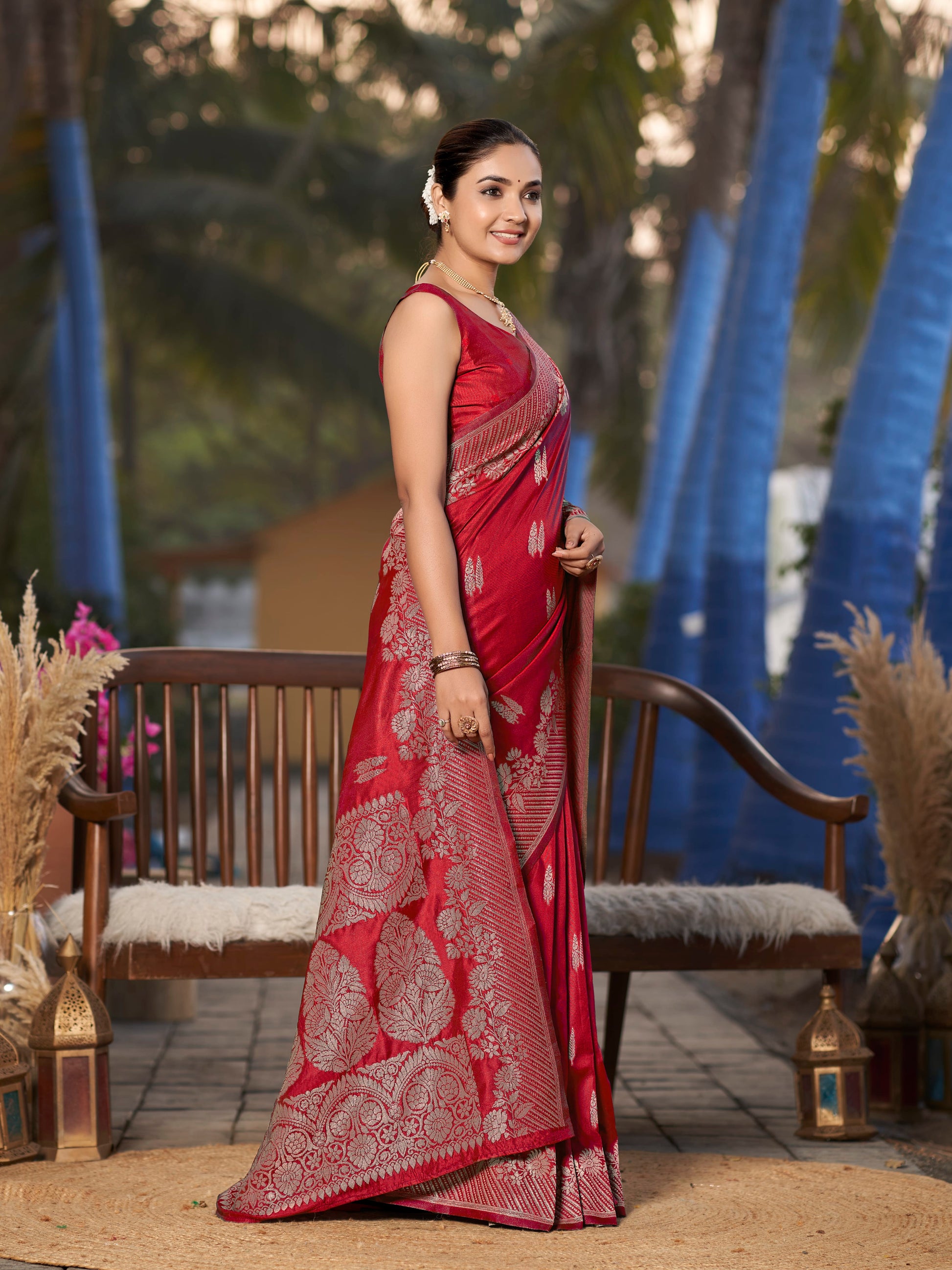 MANOHARI Banarasi Silk Blend Jacquard Work Saree - Red