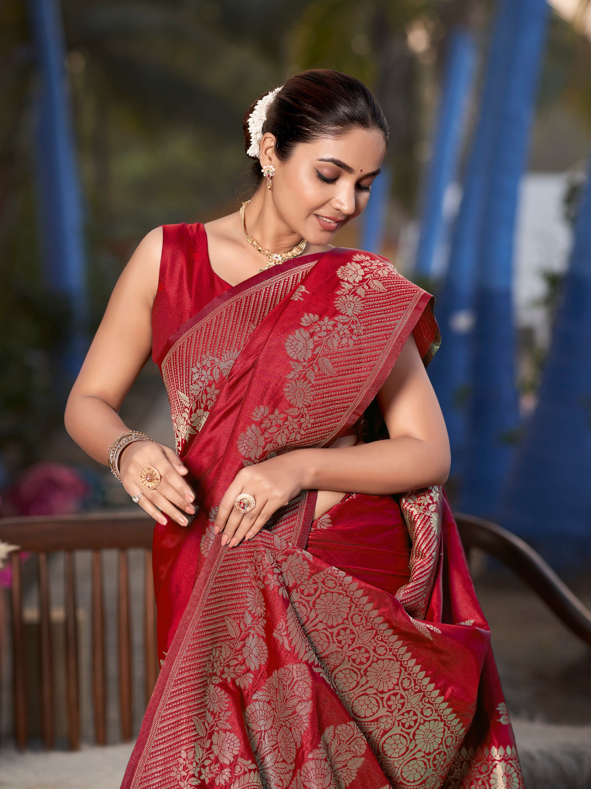 MANOHARI Banarasi Silk Blend Jacquard Work Saree - Red