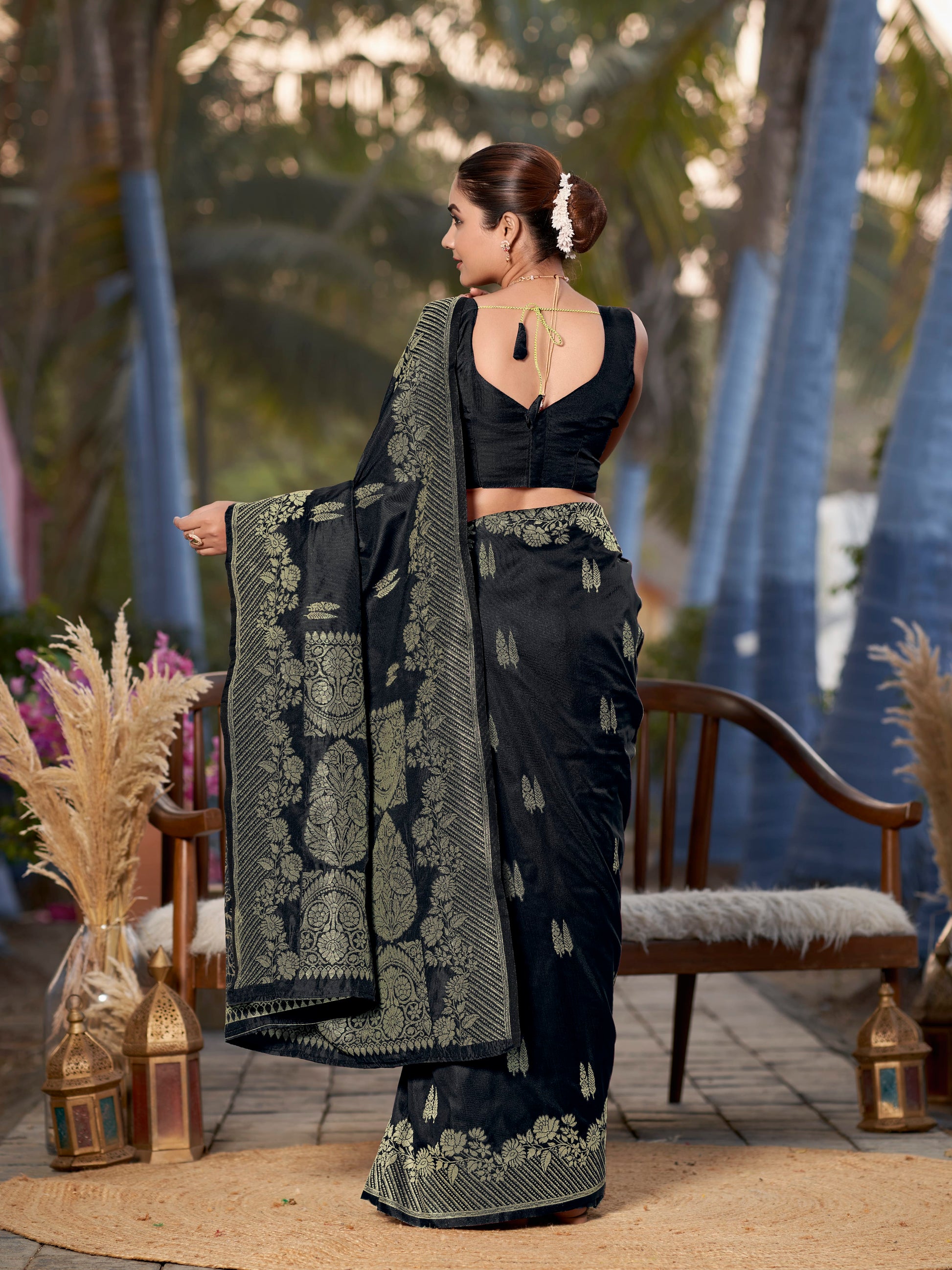 MANOHARI Banarasi Silk Blend Jacquard Work Saree - Black