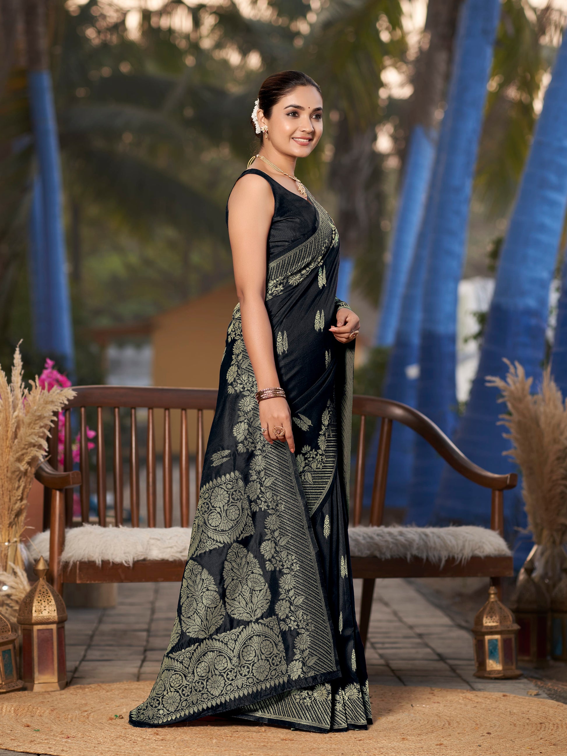 MANOHARI Banarasi Silk Blend Jacquard Work Saree - Black