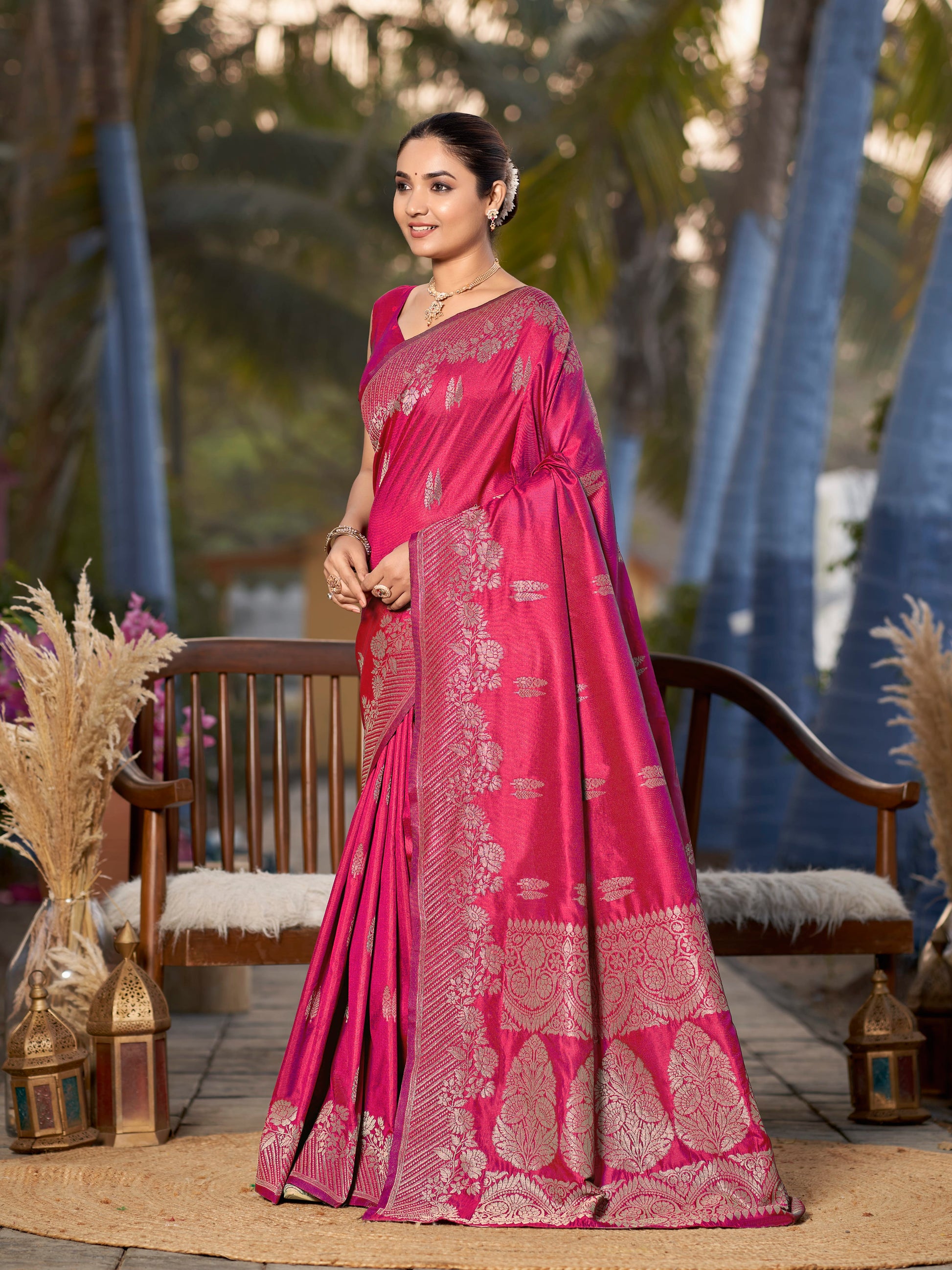MANOHARI Banarasi Silk Blend Jacquard Work Saree - Pink