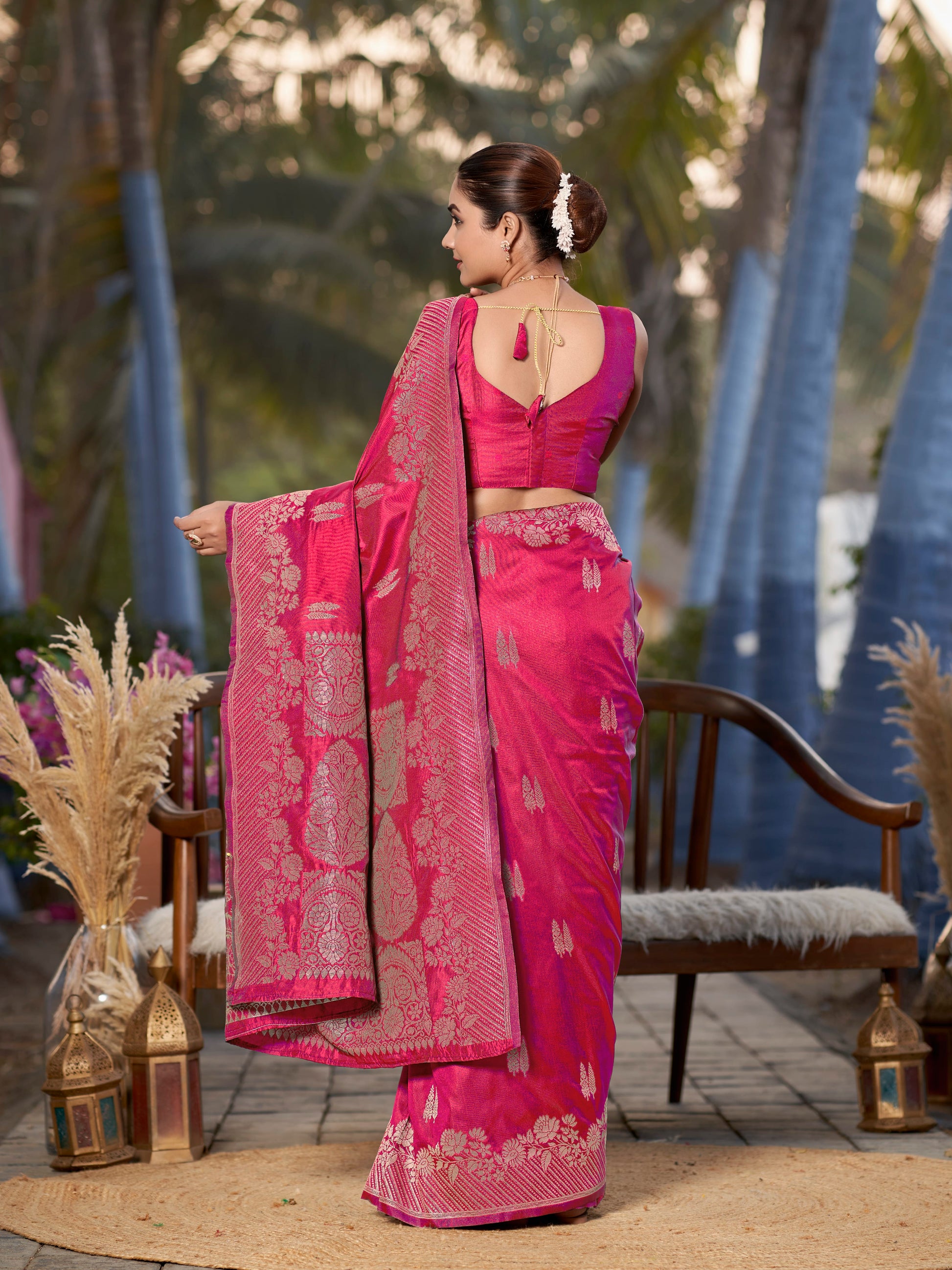 MANOHARI Banarasi Silk Blend Jacquard Work Saree - Pink