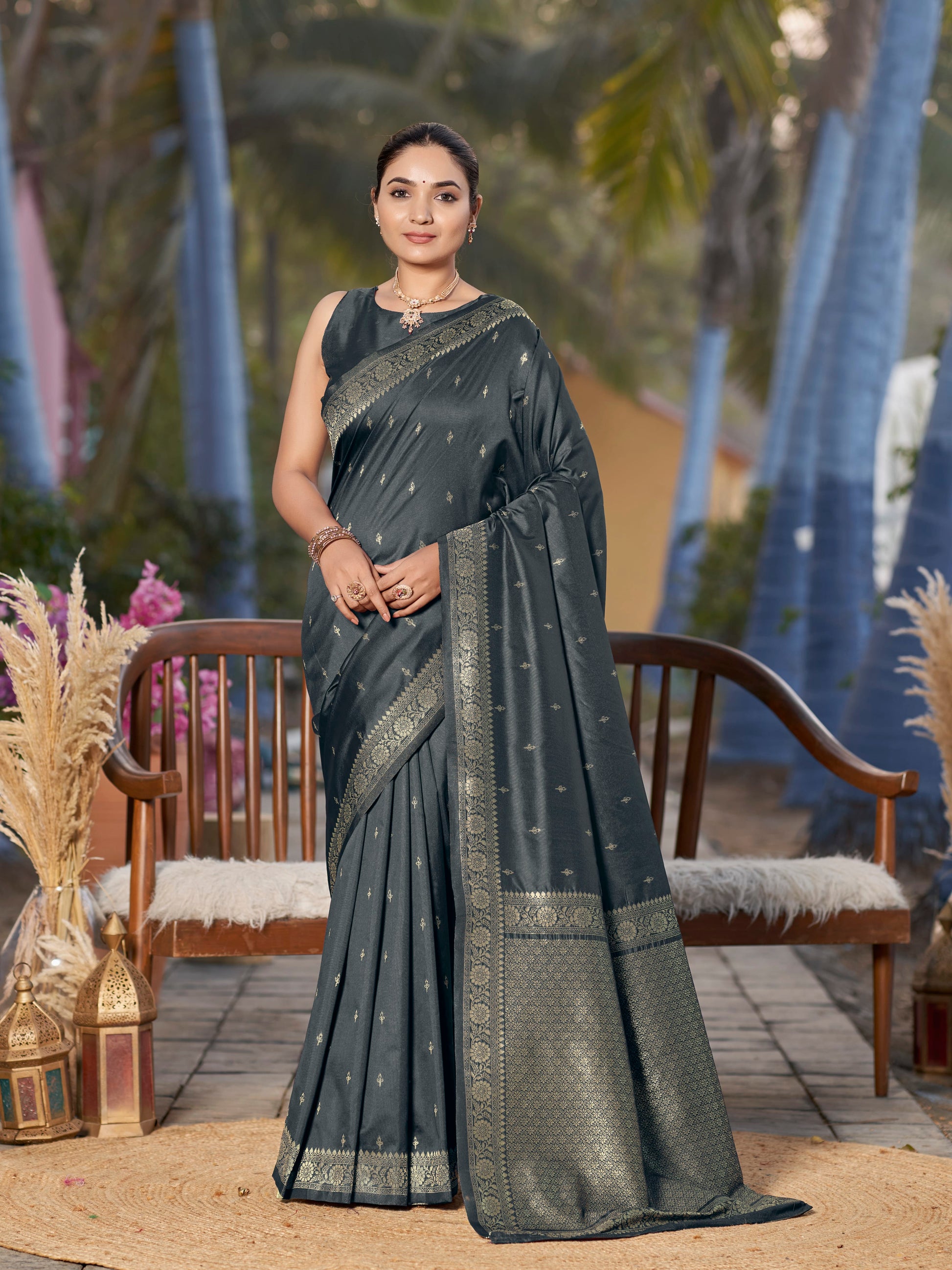 MANOHARI Banarasi Silk Blend Jacquard Work Saree - Grey