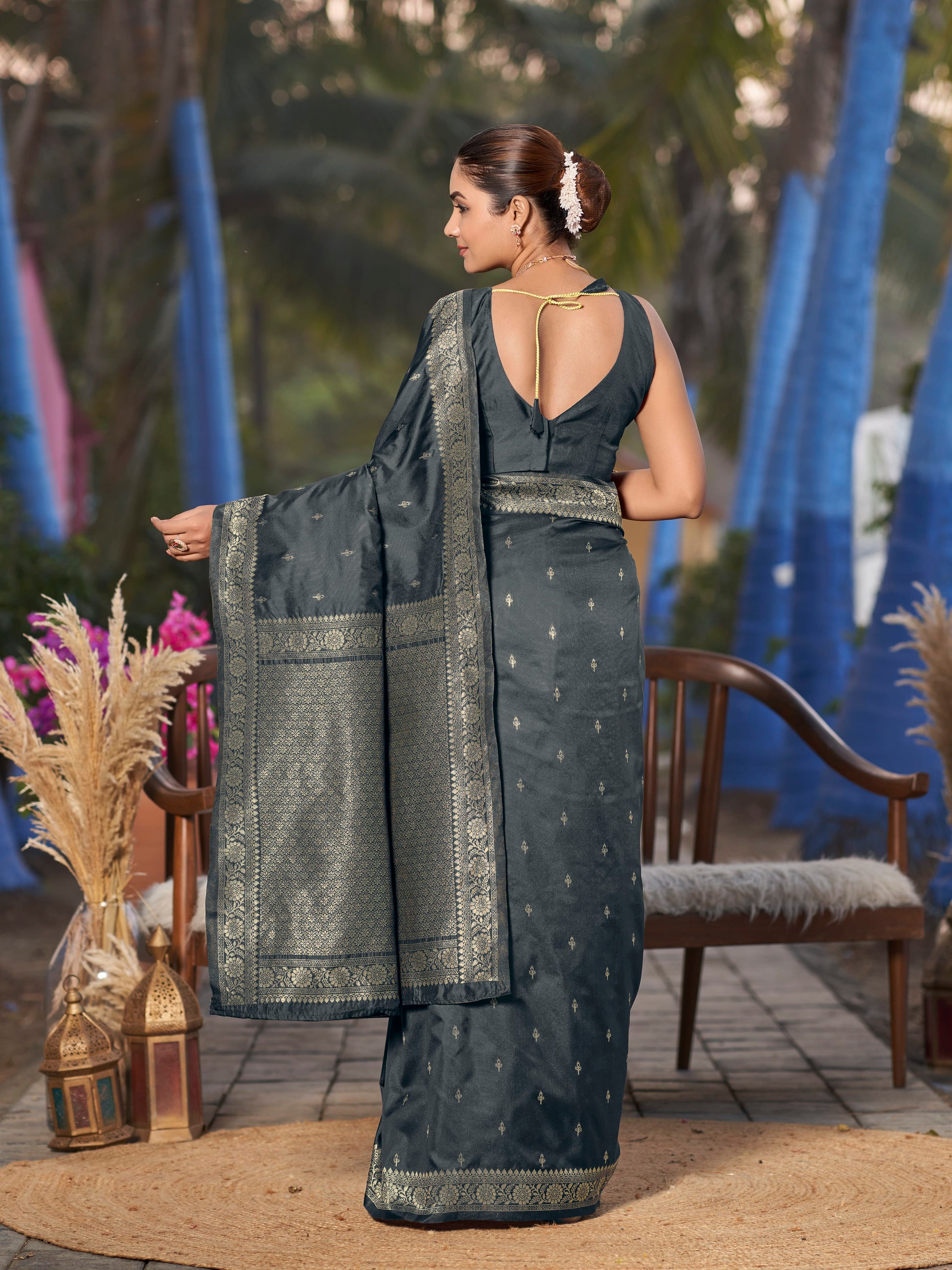 MANOHARI Banarasi Silk Blend Jacquard Work Saree - Grey