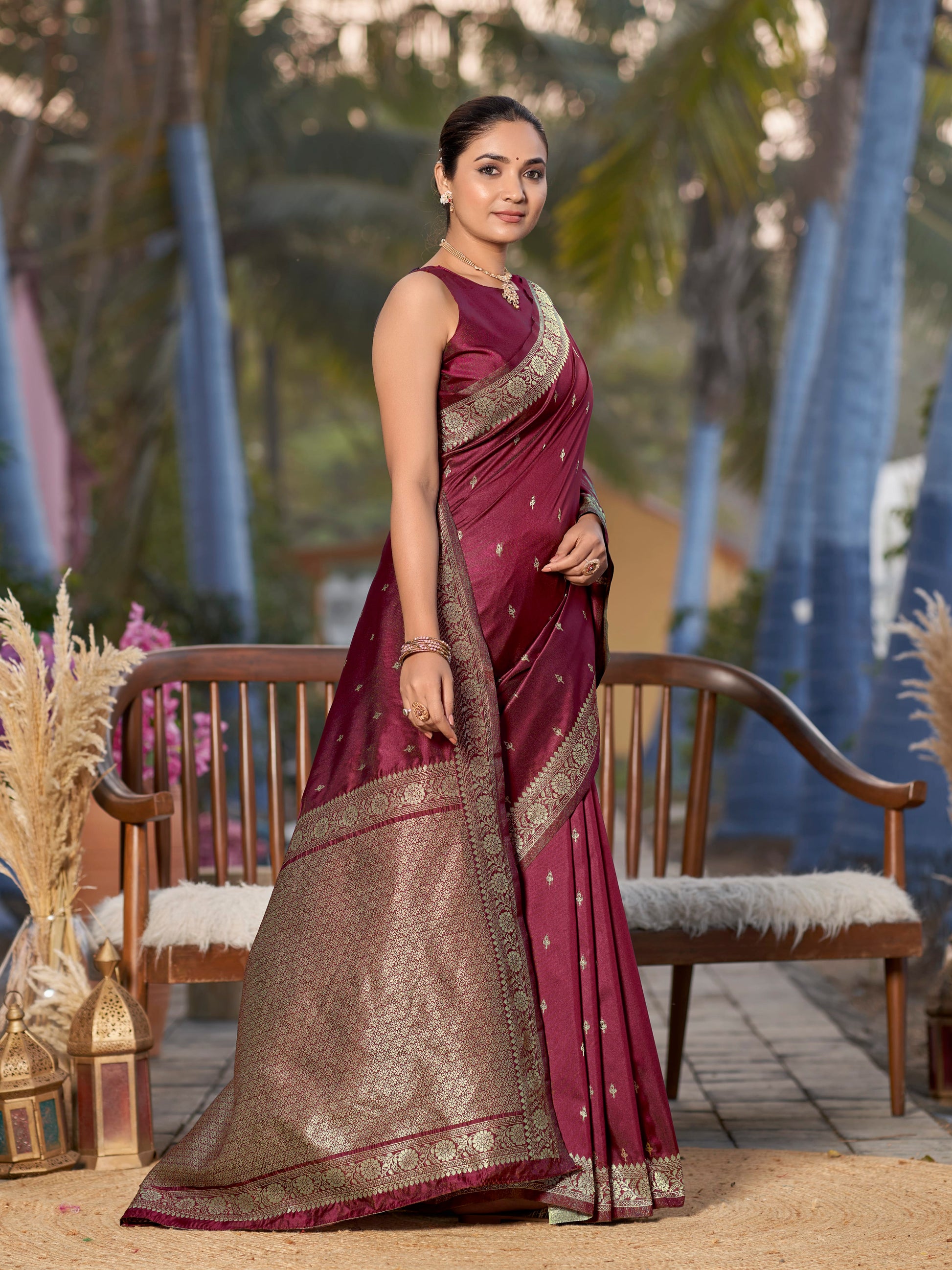 MANOHARI Banarasi Silk Blend Jacquard Work Saree - Red