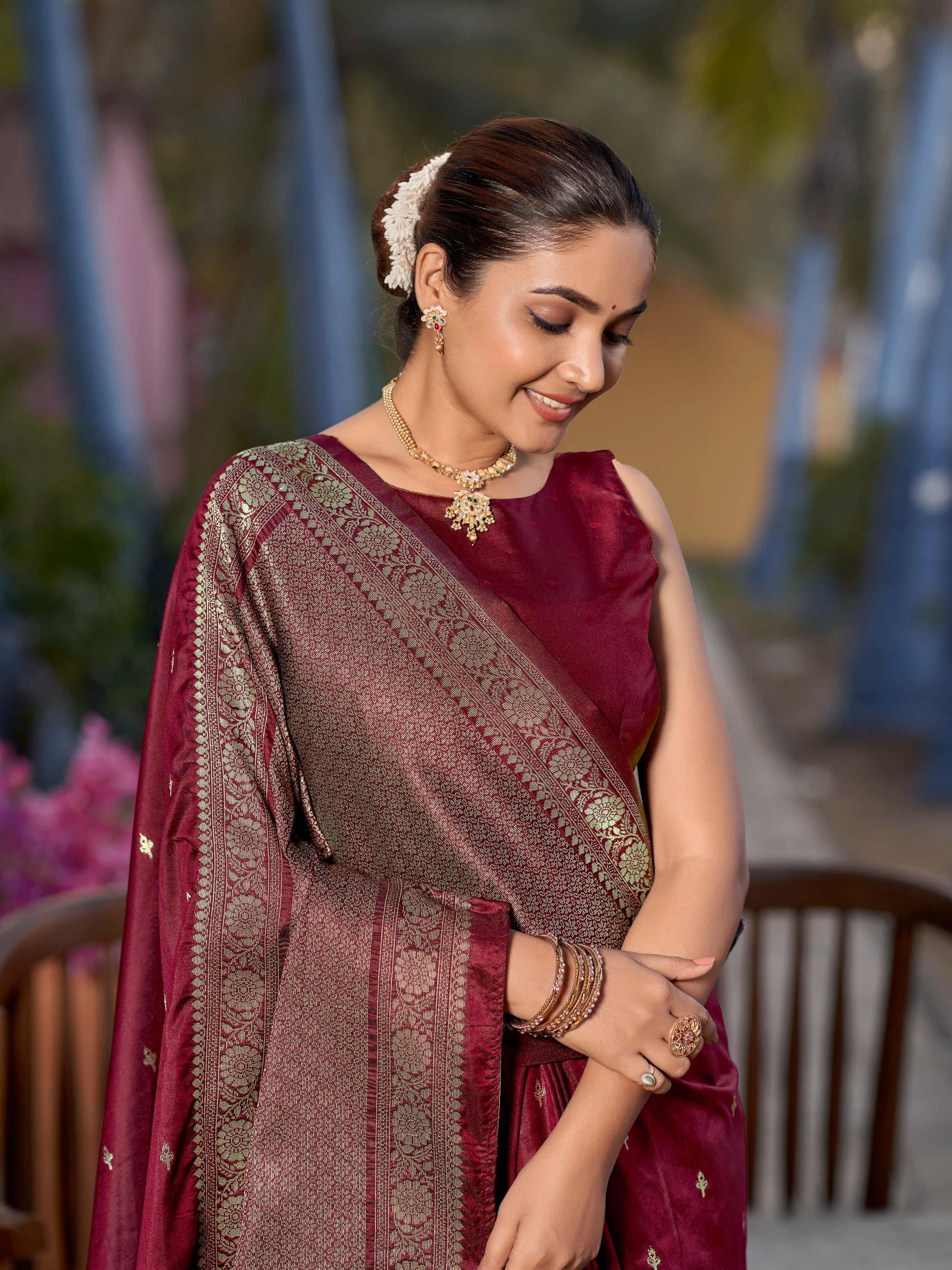 MANOHARI Banarasi Silk Blend Jacquard Work Saree - Red