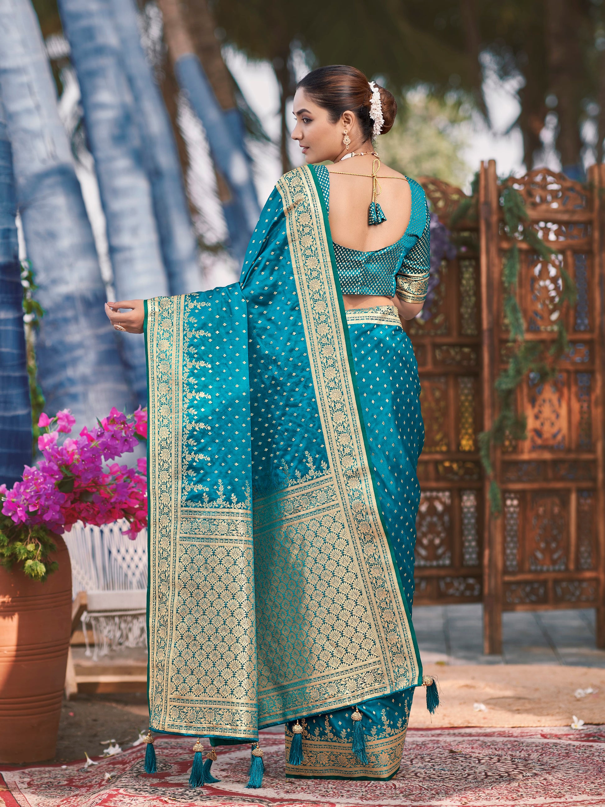 MANOHARI Banarasi Silk Blend Jacquard Work Saree - Turquoise