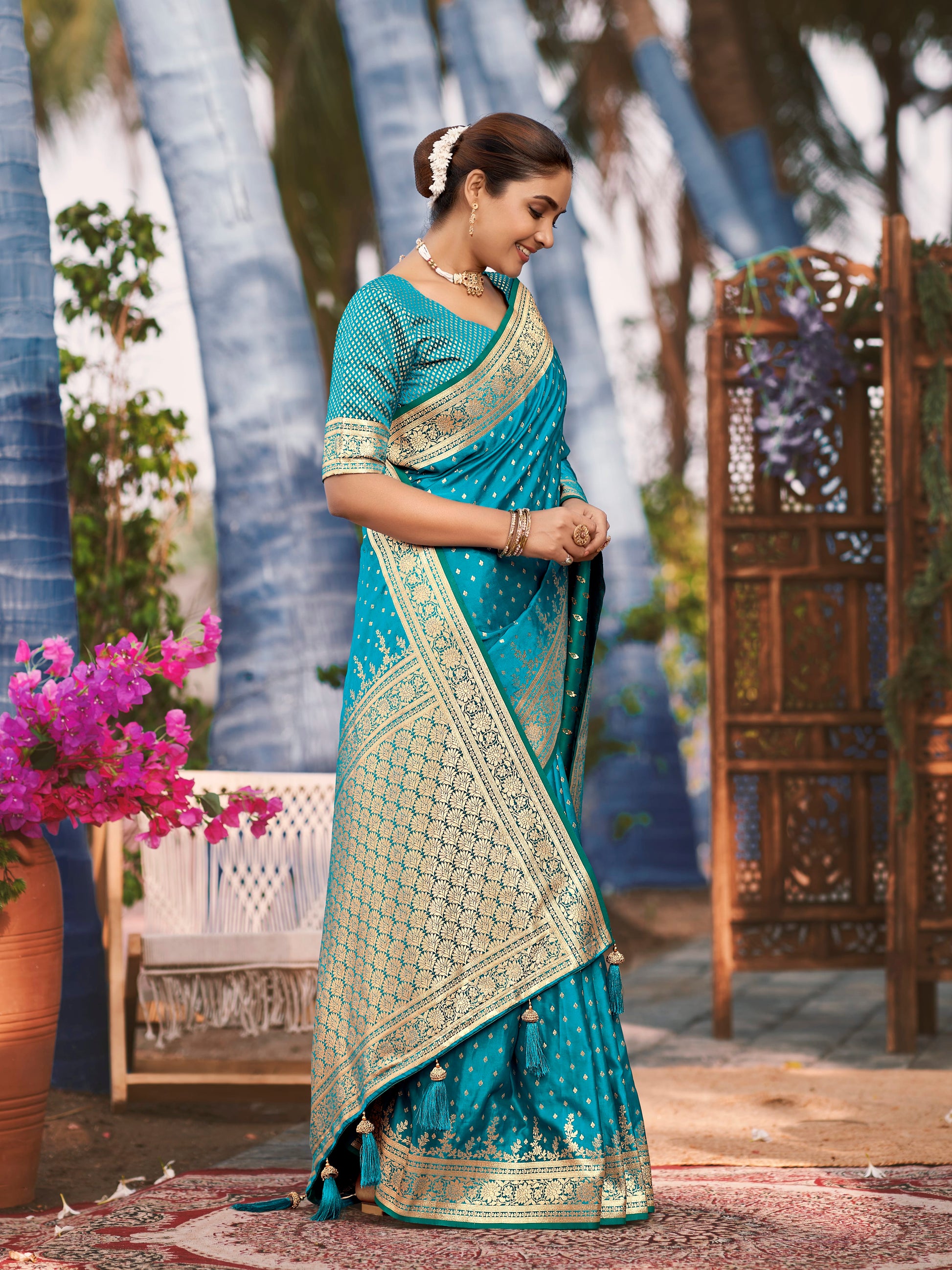 MANOHARI Banarasi Silk Blend Jacquard Work Saree - Turquoise