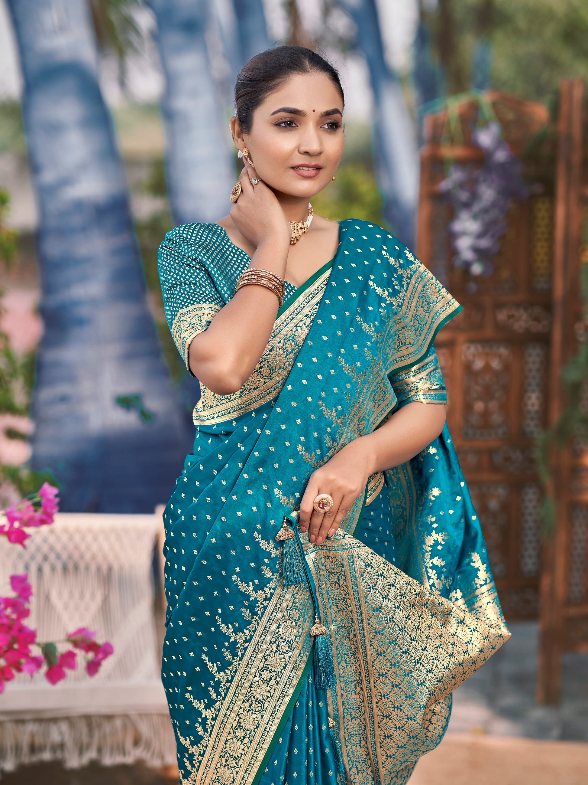 MANOHARI Banarasi Silk Blend Jacquard Work Saree - Turquoise