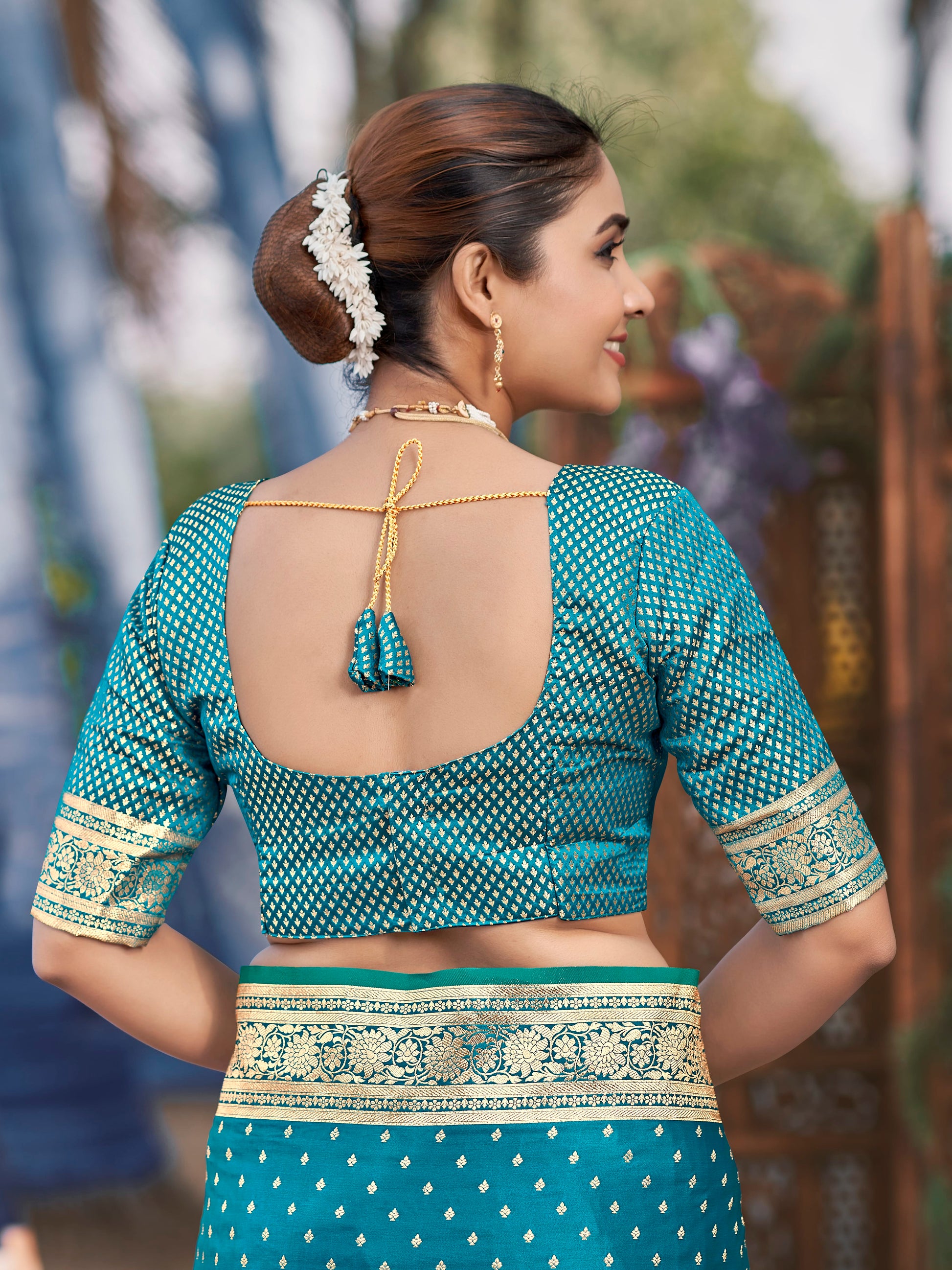 MANOHARI Banarasi Silk Blend Jacquard Work Saree - Turquoise