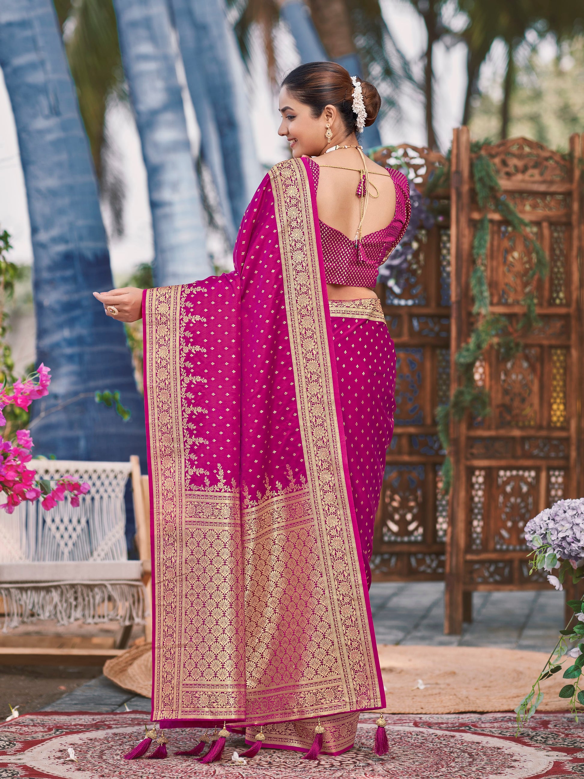 MANOHARI Banarasi Silk Blend Jacquard Work Saree - Pink