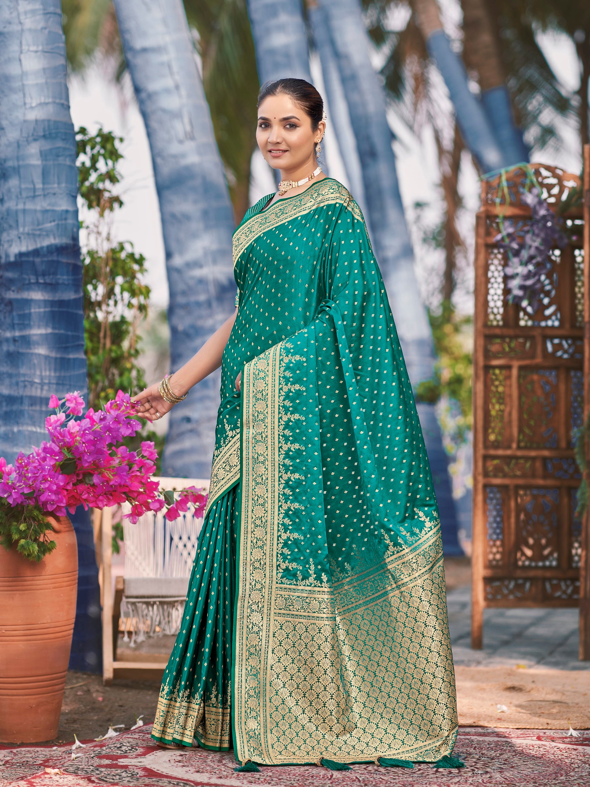 MANOHARI Banarasi Silk Blend Jacquard Work Saree - Green