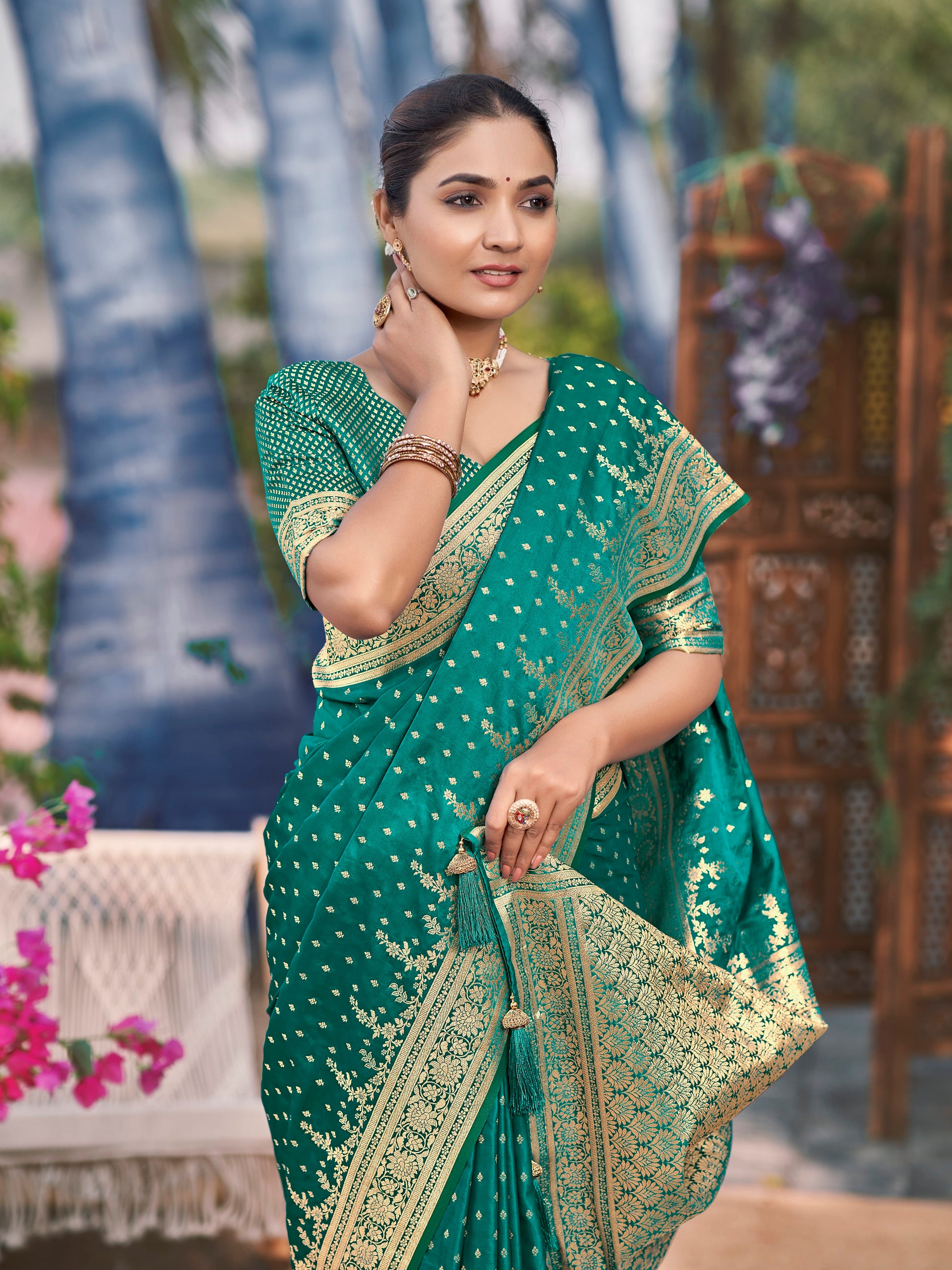 MANOHARI Banarasi Silk Blend Jacquard Work Saree - Green