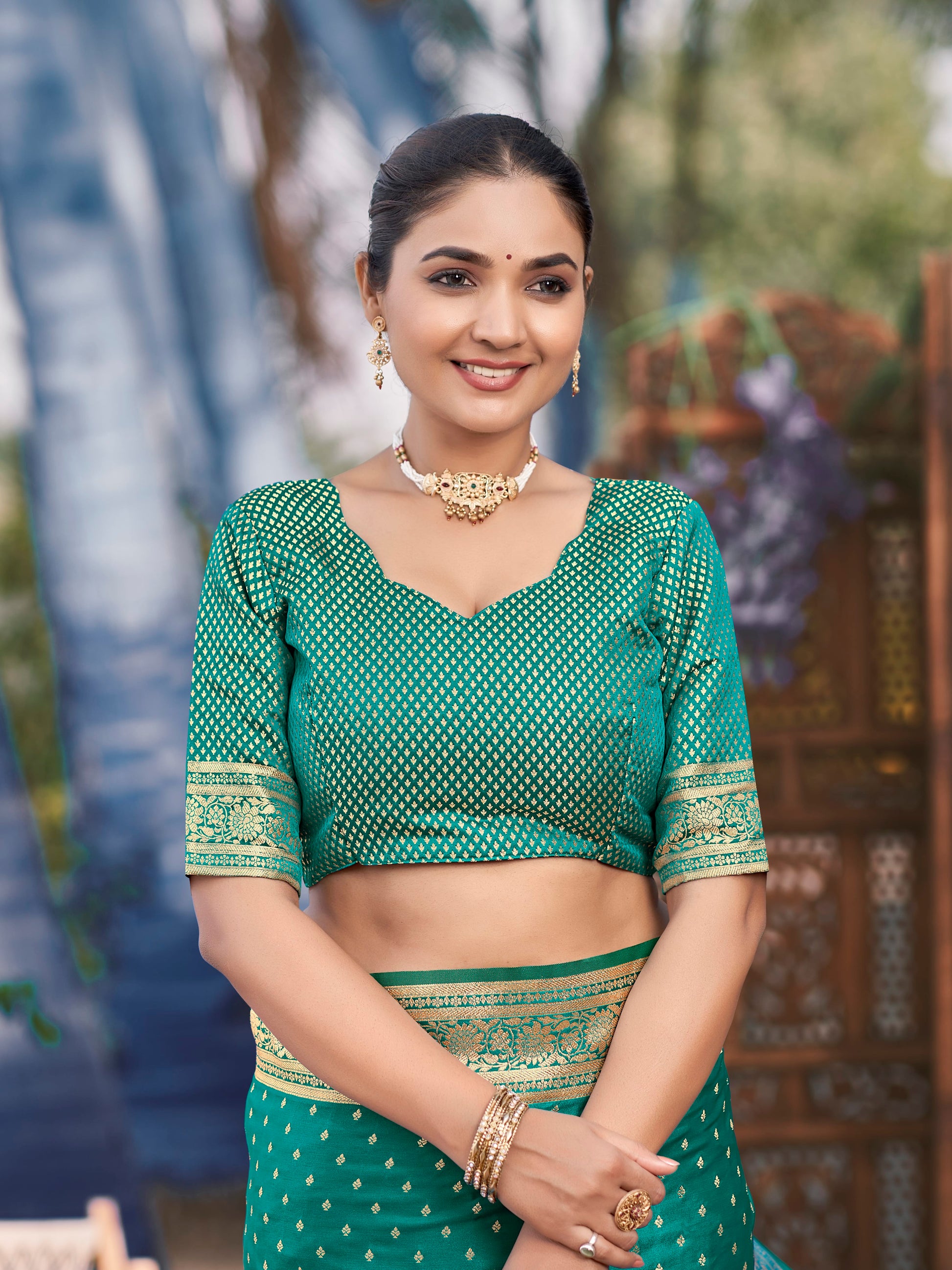 MANOHARI Banarasi Silk Blend Jacquard Work Saree - Green