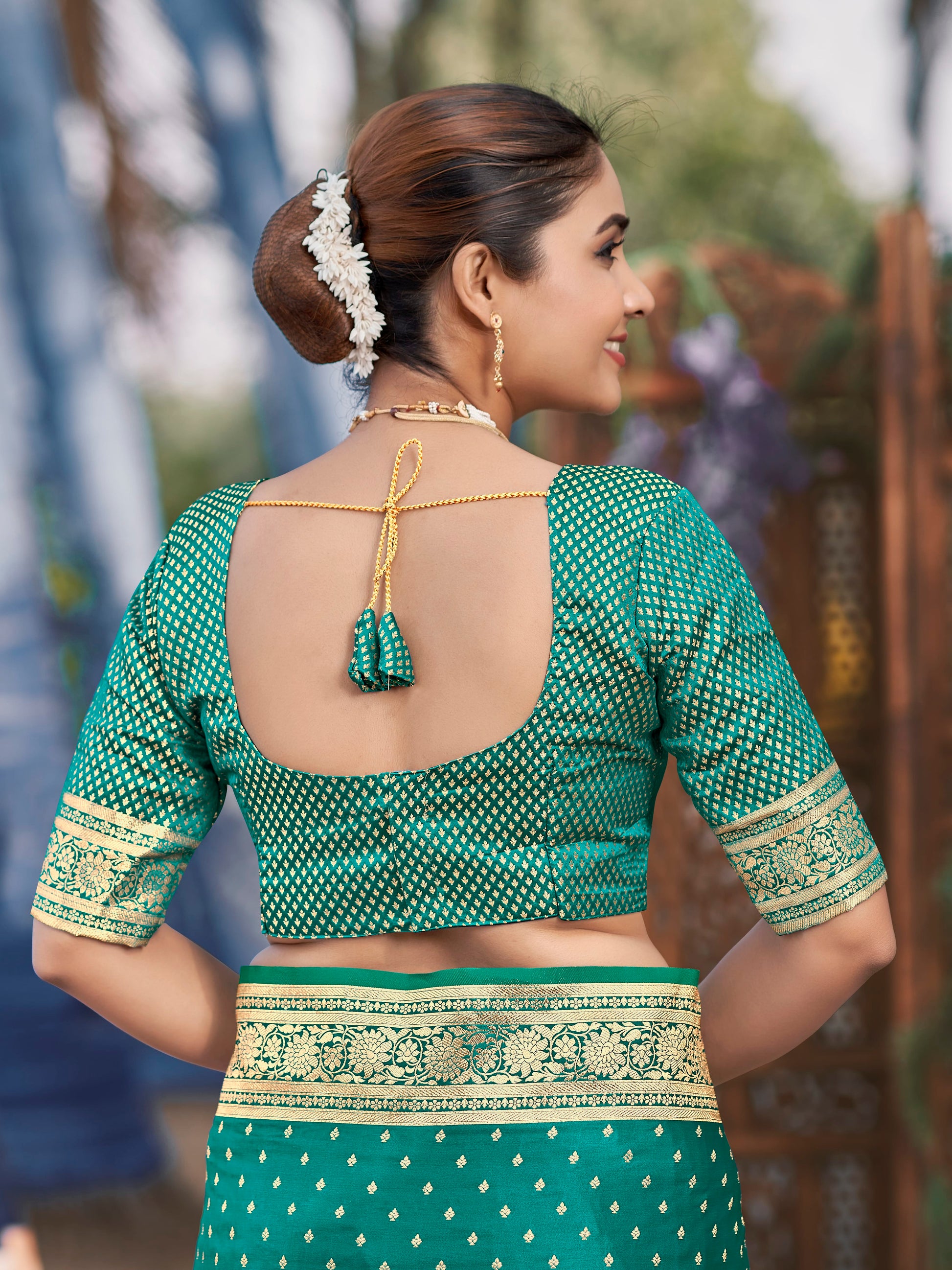 MANOHARI Banarasi Silk Blend Jacquard Work Saree - Green