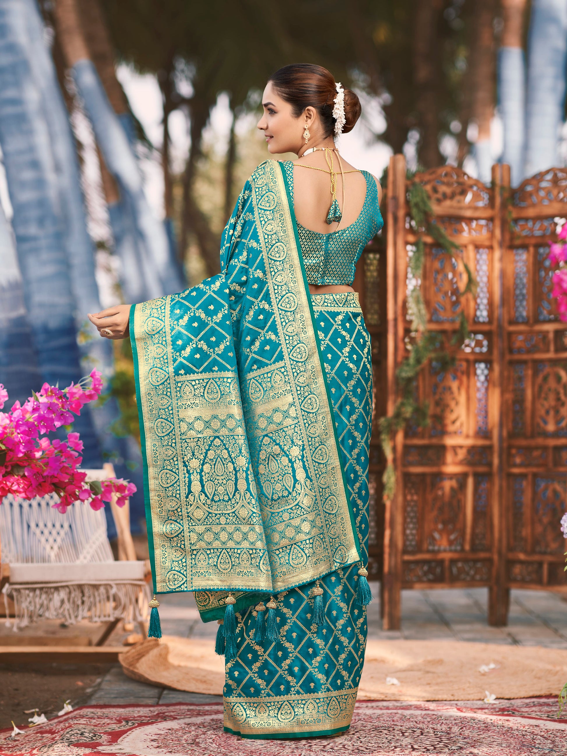 MANOHARI Banarasi Silk Blend Jacquard Work Saree - Turquoise