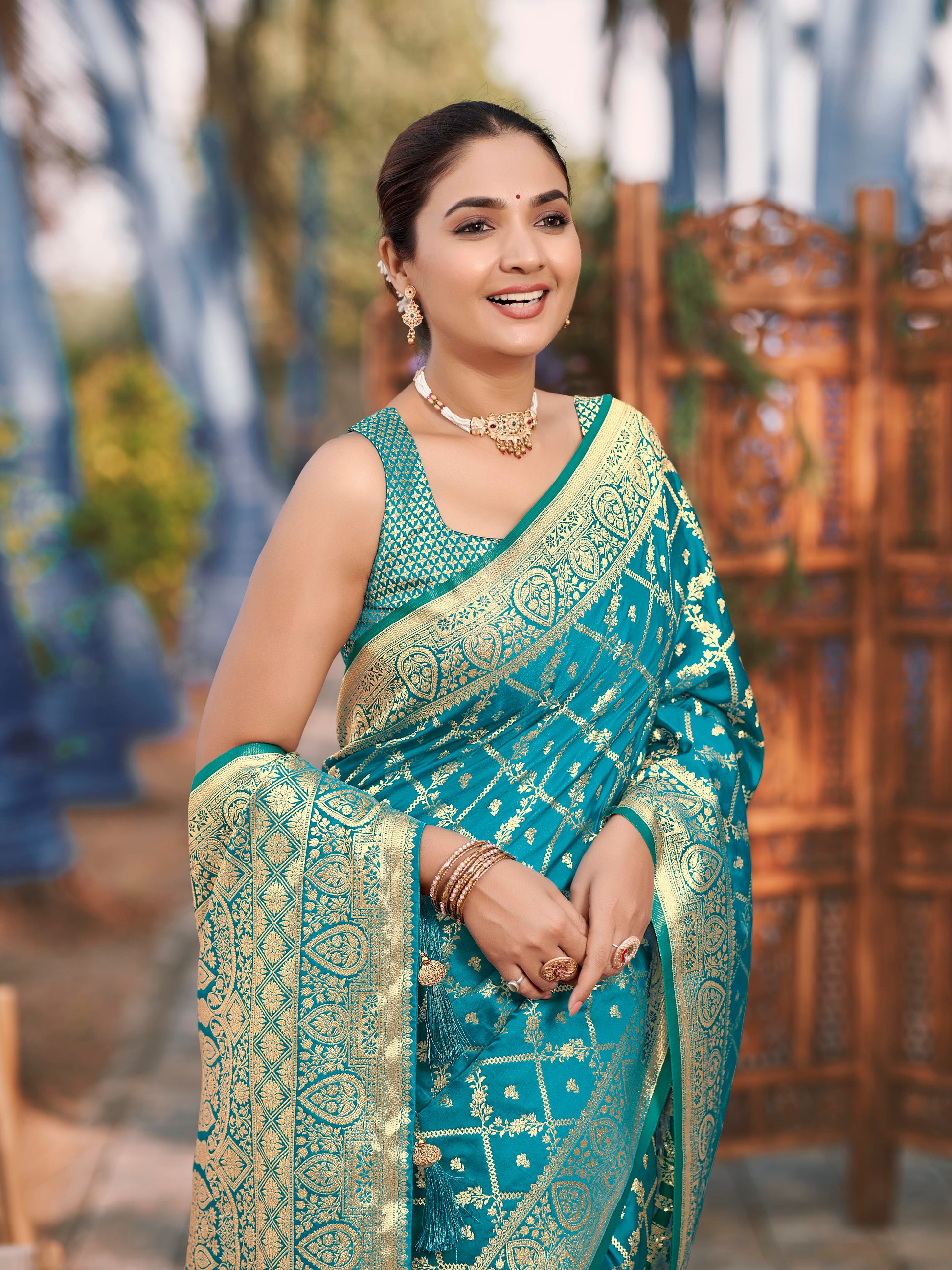 MANOHARI Banarasi Silk Blend Jacquard Work Saree - Turquoise