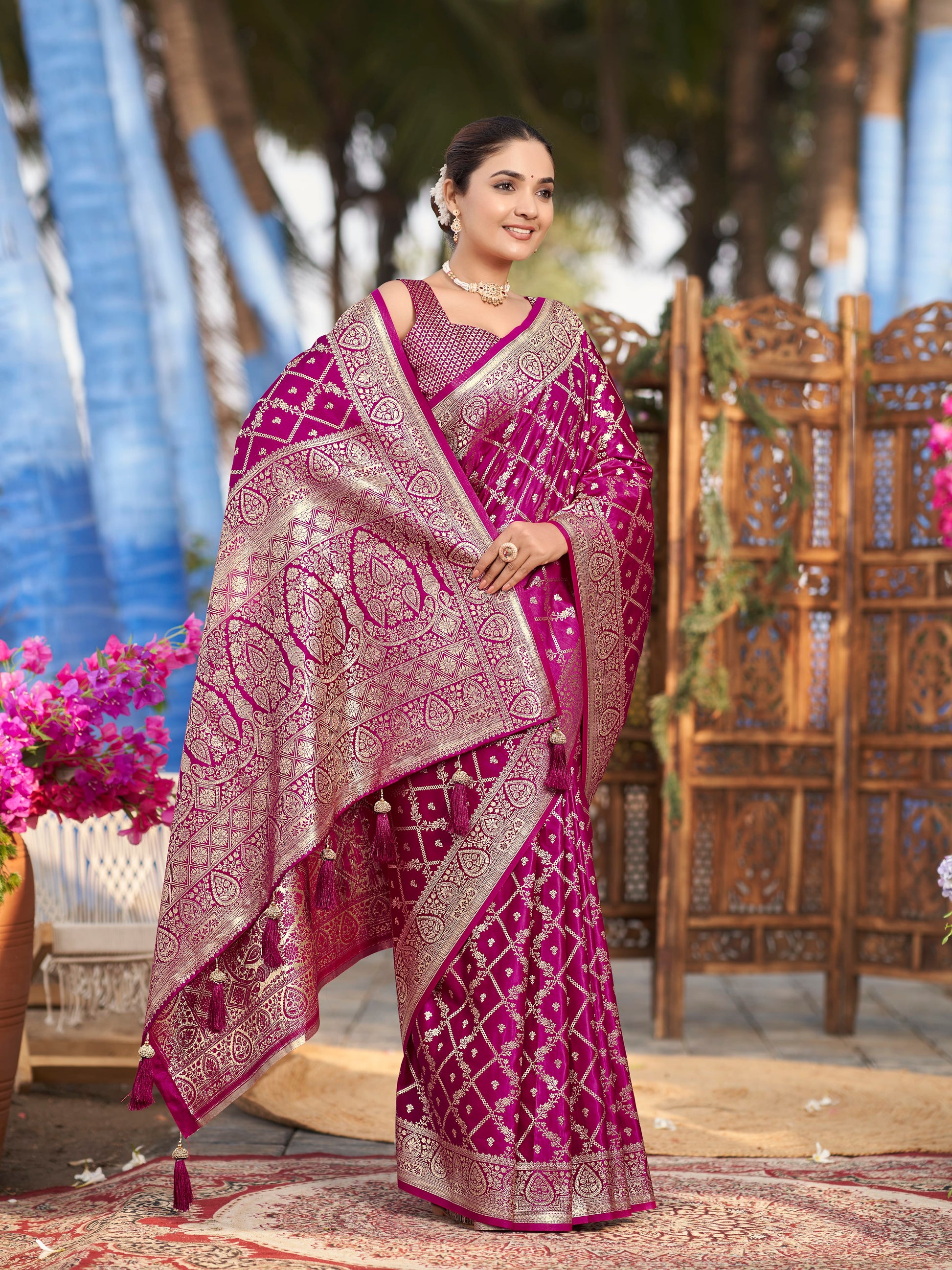 MANOHARI Banarasi Silk Blend Jacquard Work Saree - Pink