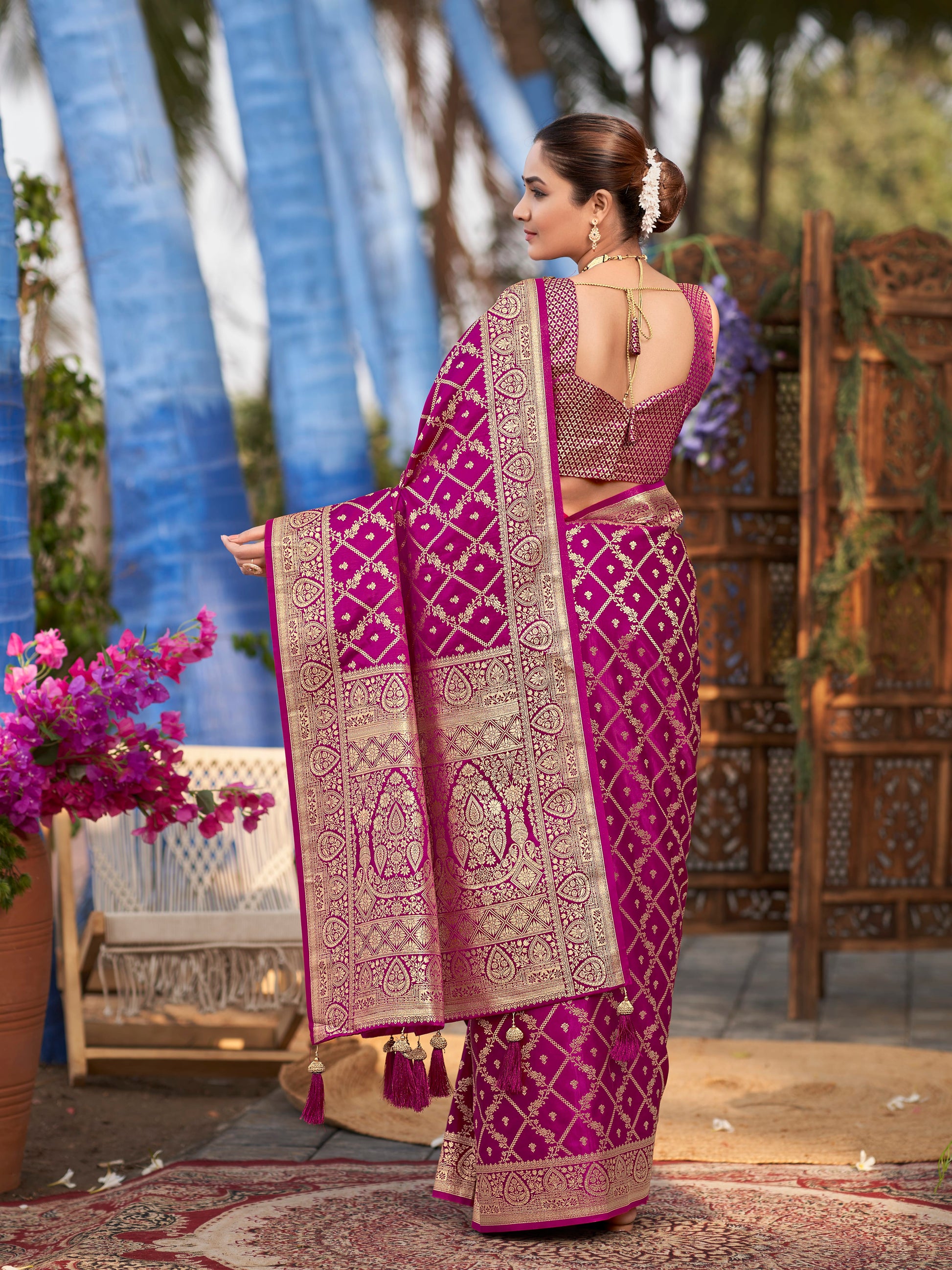 MANOHARI Banarasi Silk Blend Jacquard Work Saree - Pink