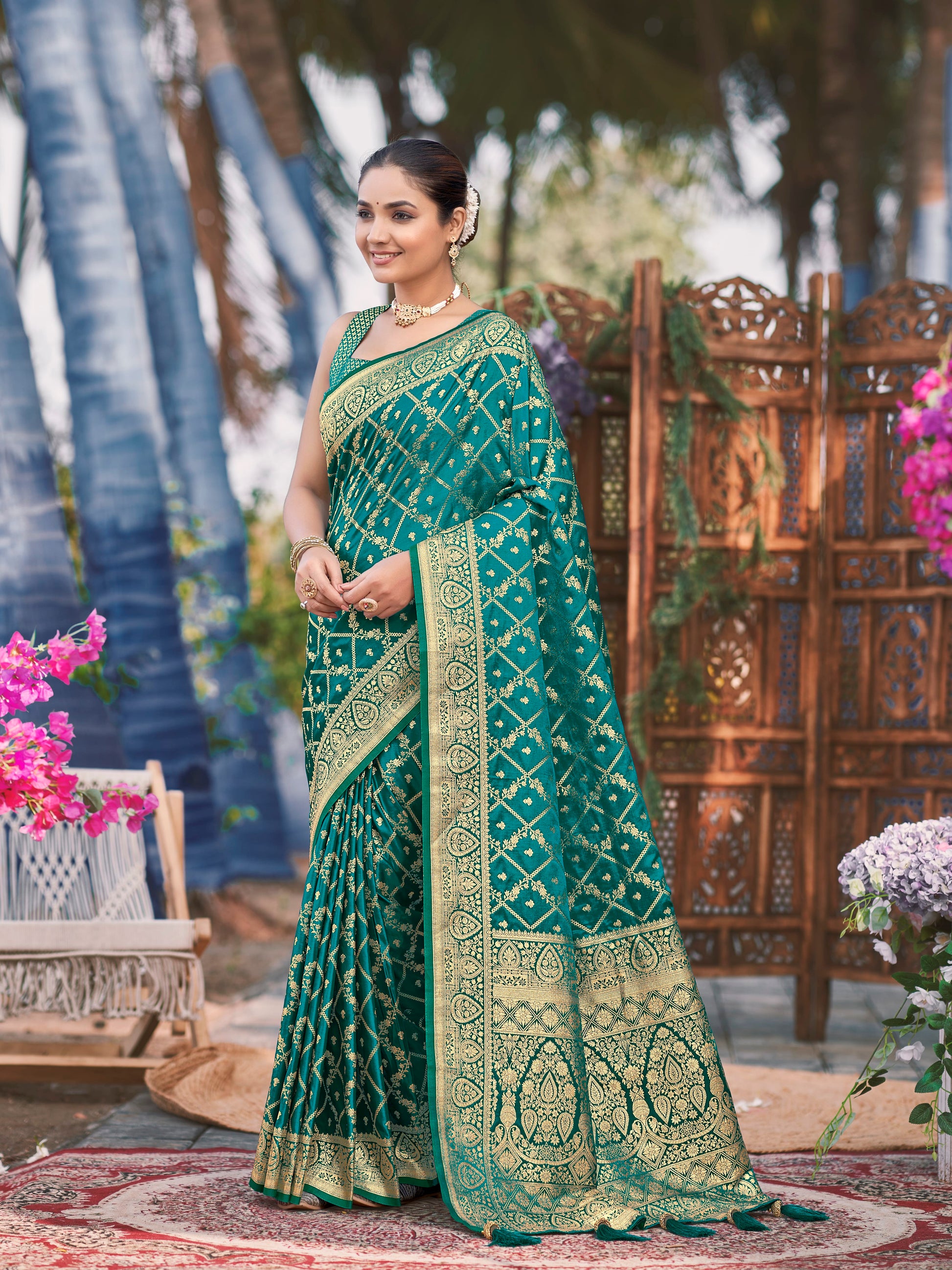 MANOHARI Banarasi Silk Blend Jacquard Work Saree - Green