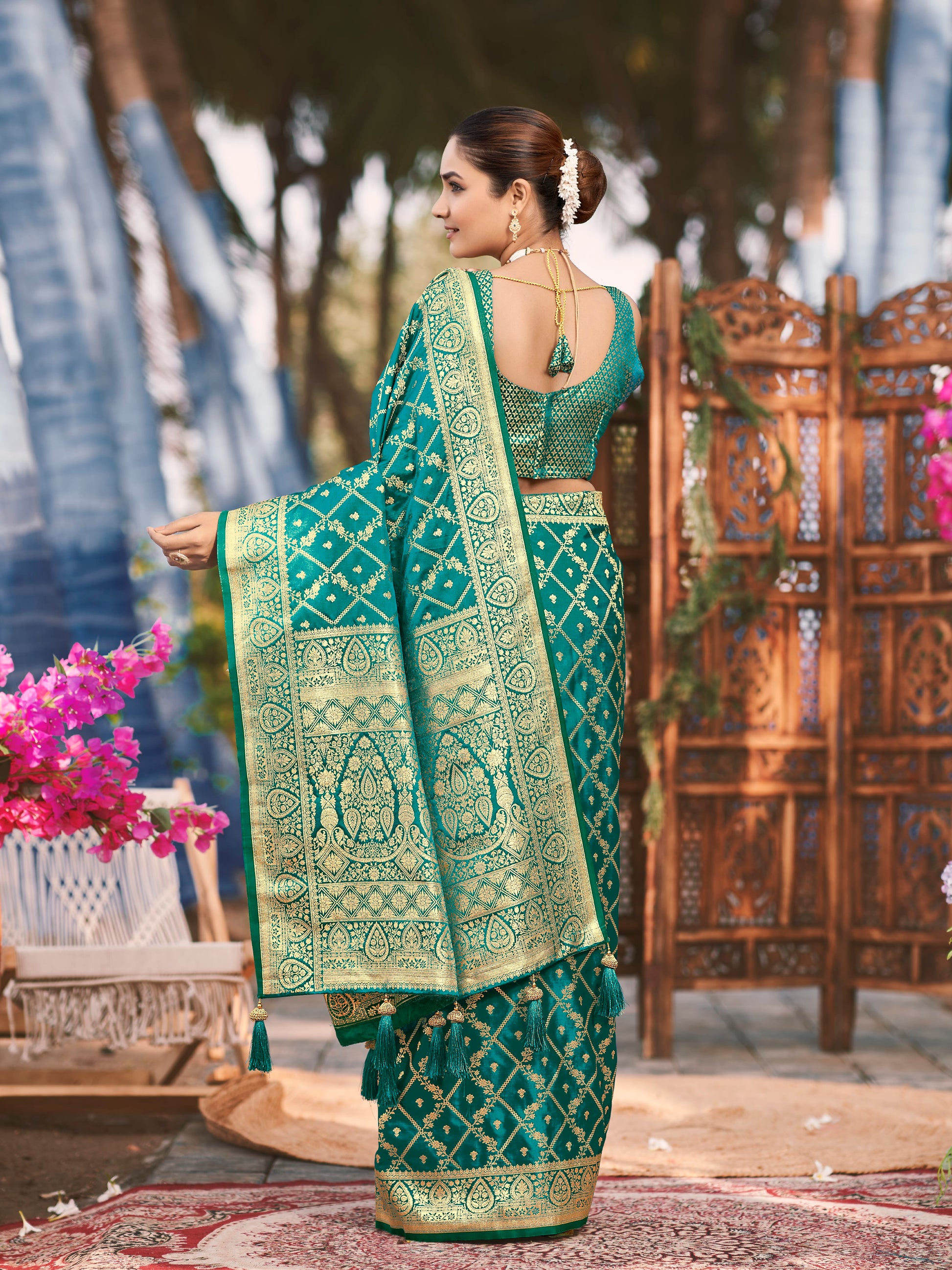 MANOHARI Banarasi Silk Blend Jacquard Work Saree - Green