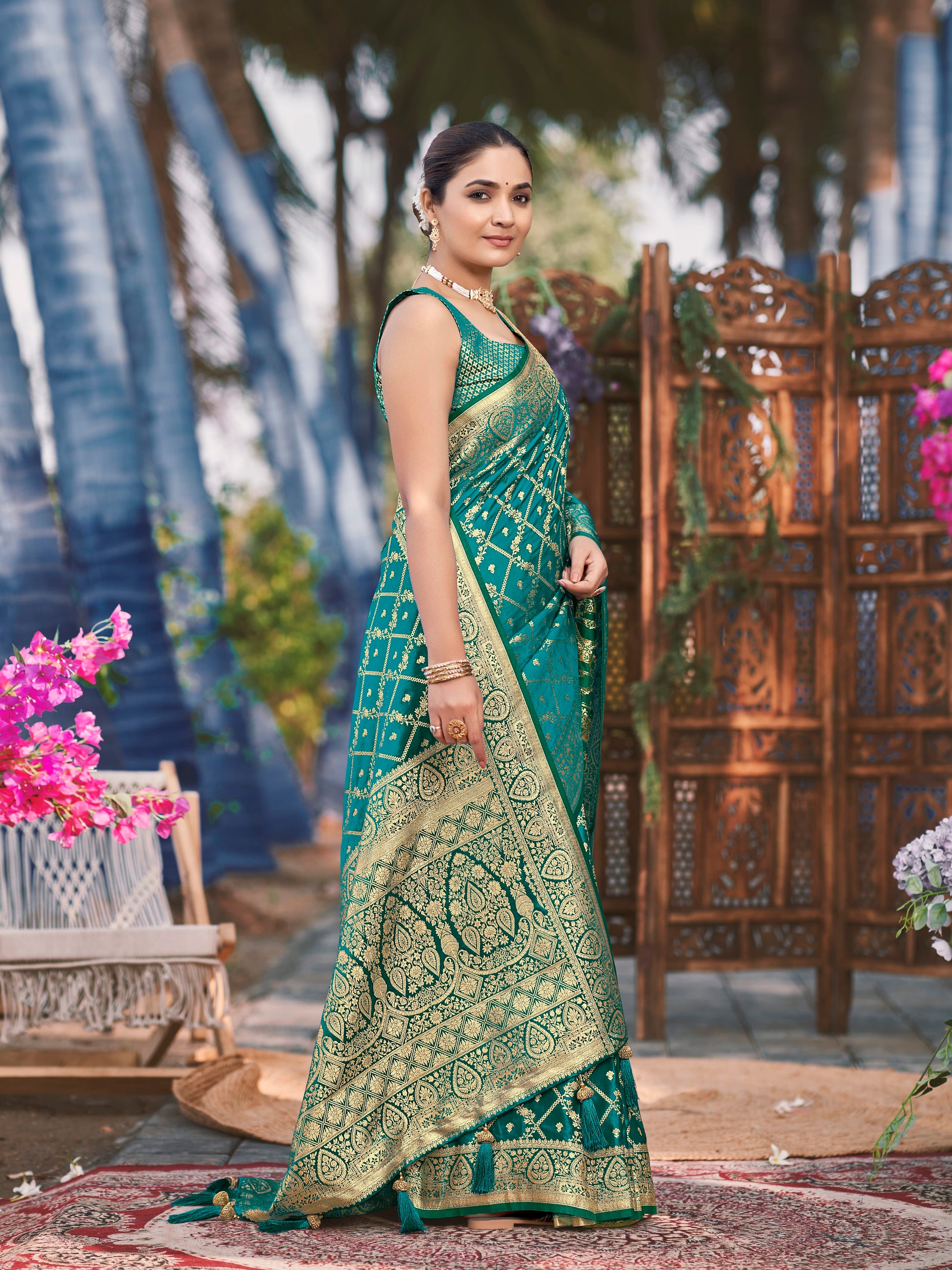 MANOHARI Banarasi Silk Blend Jacquard Work Saree - Green