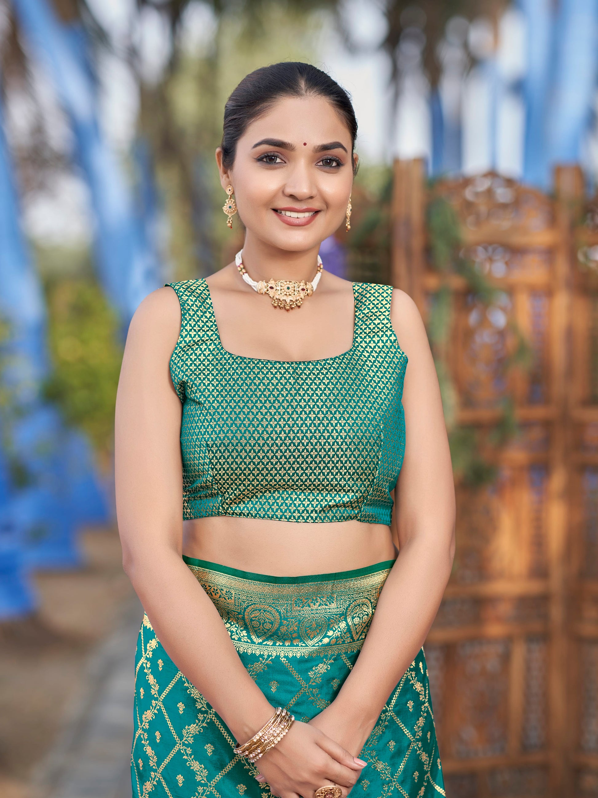 MANOHARI Banarasi Silk Blend Jacquard Work Saree - Green