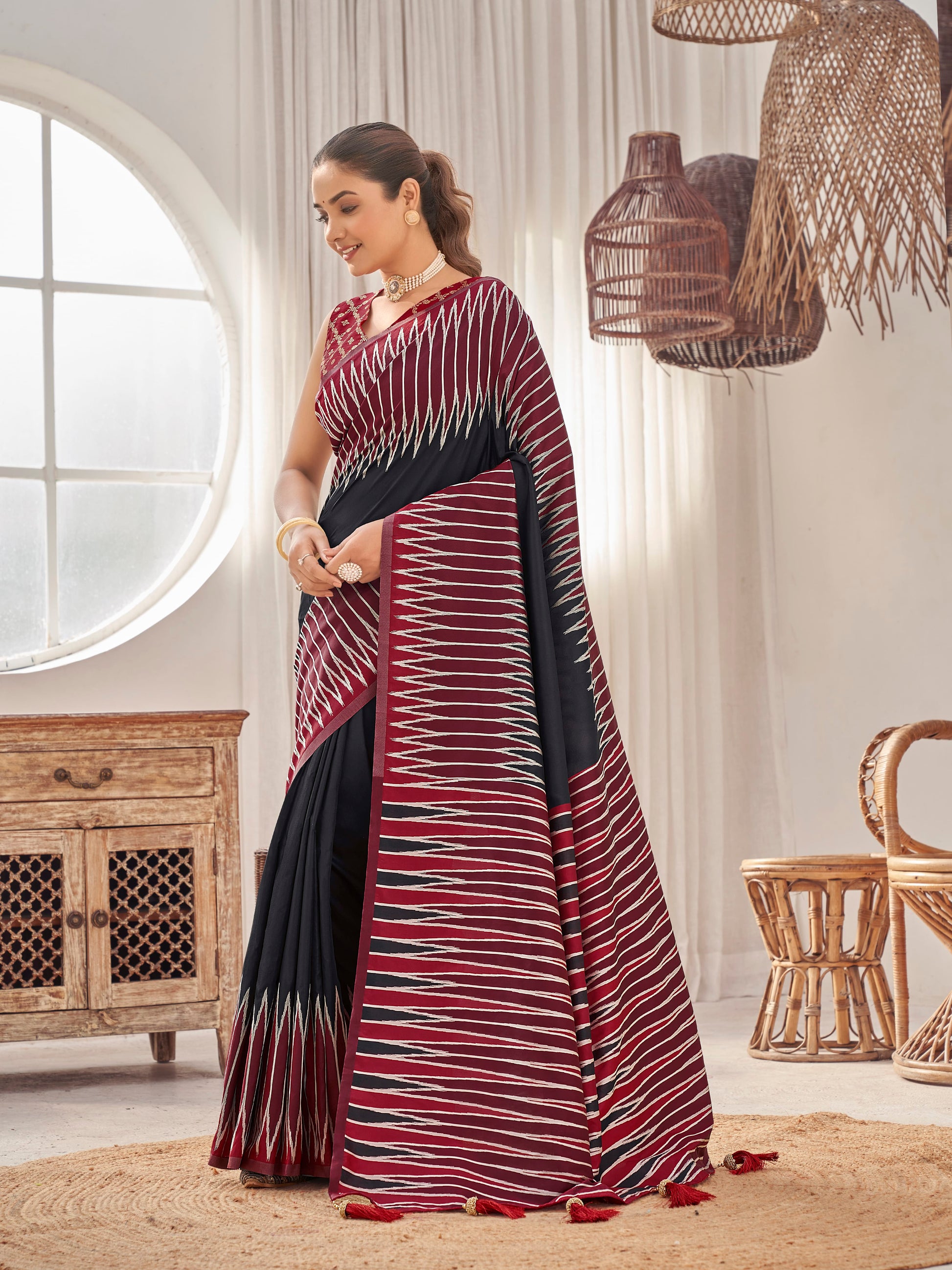 MANOHARI Banarasi Silk Blend Jacquard Work Saree - Black