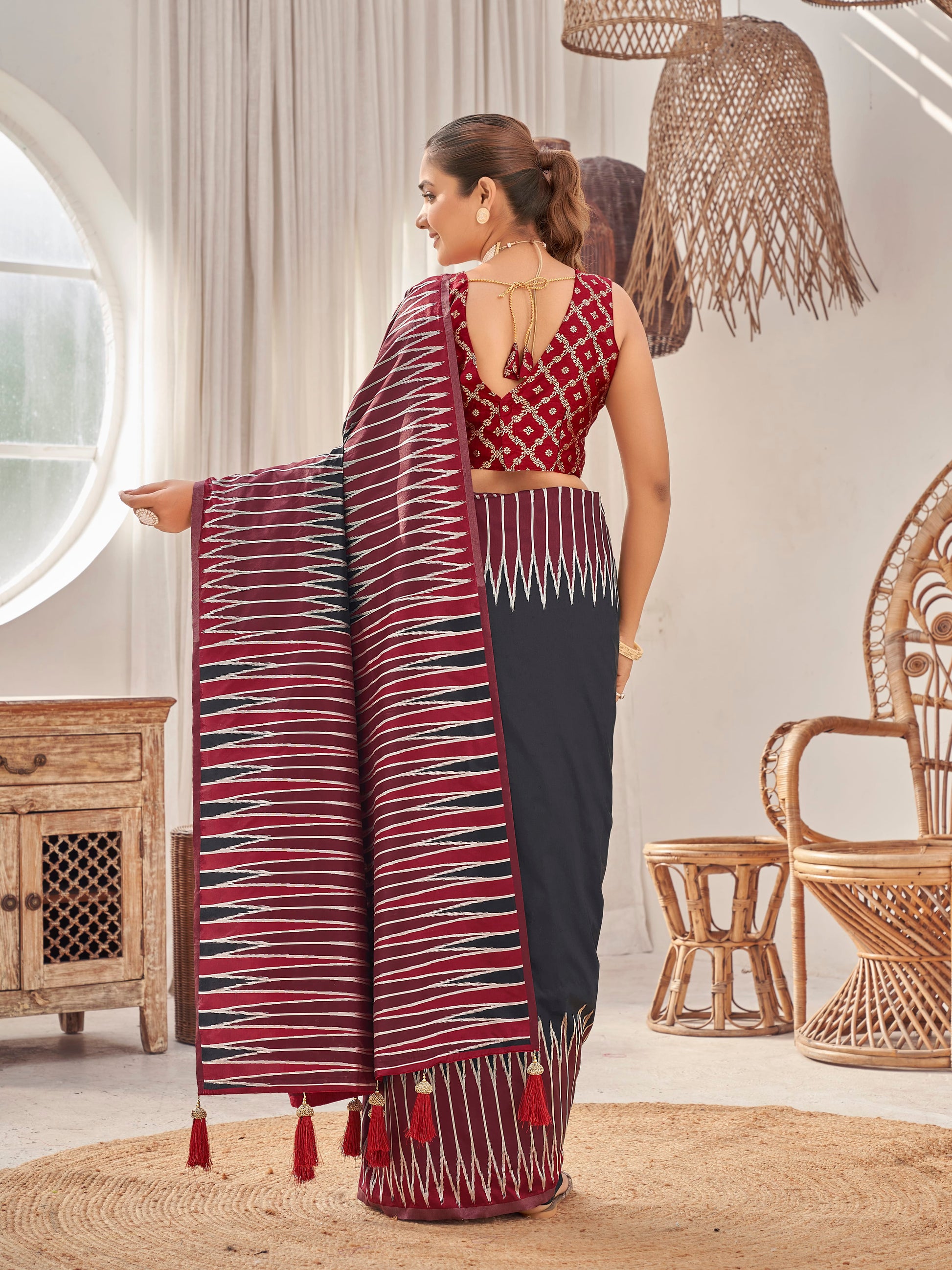 MANOHARI Banarasi Silk Blend Jacquard Work Saree - Black