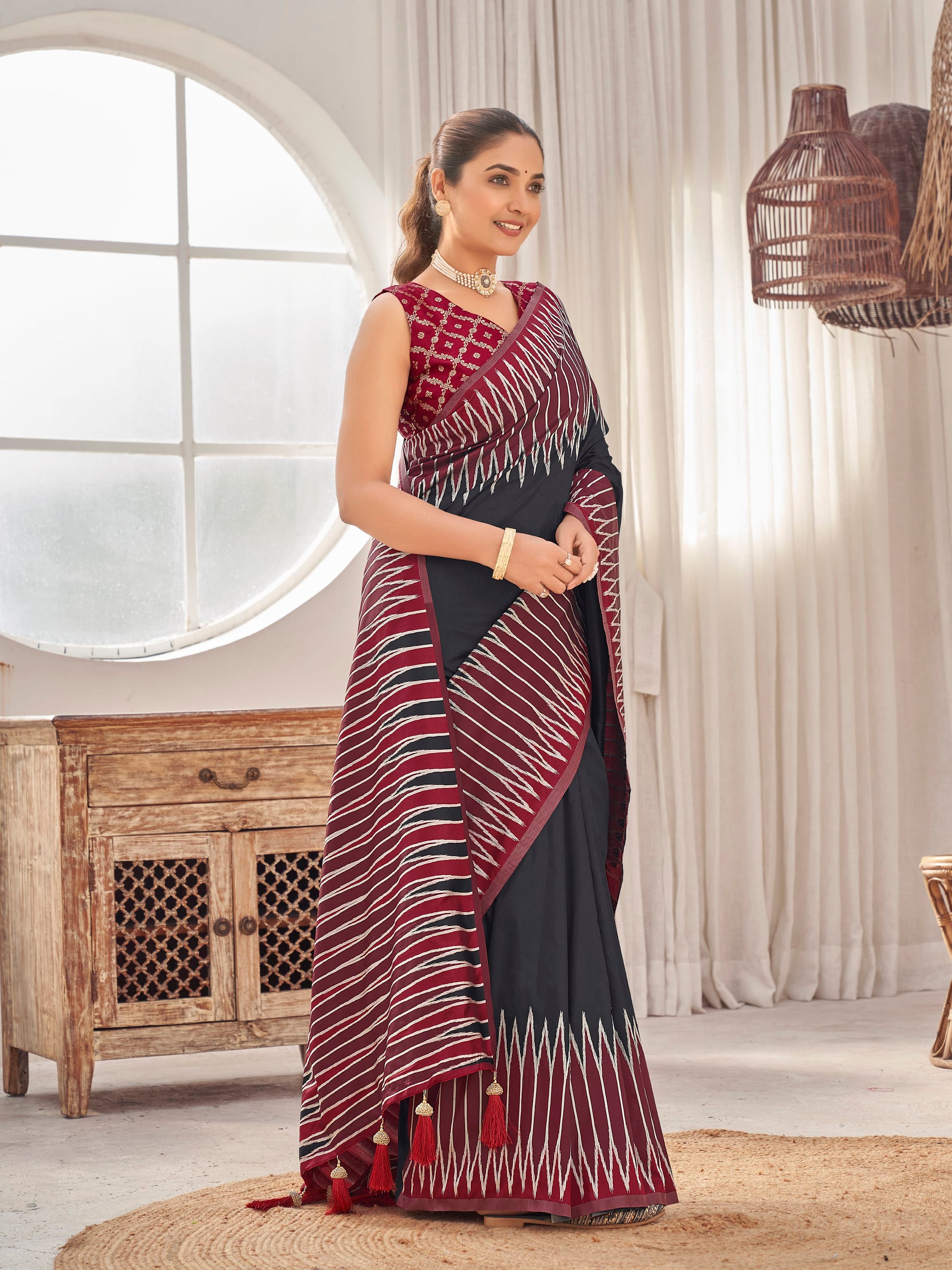 MANOHARI Banarasi Silk Blend Jacquard Work Saree - Black