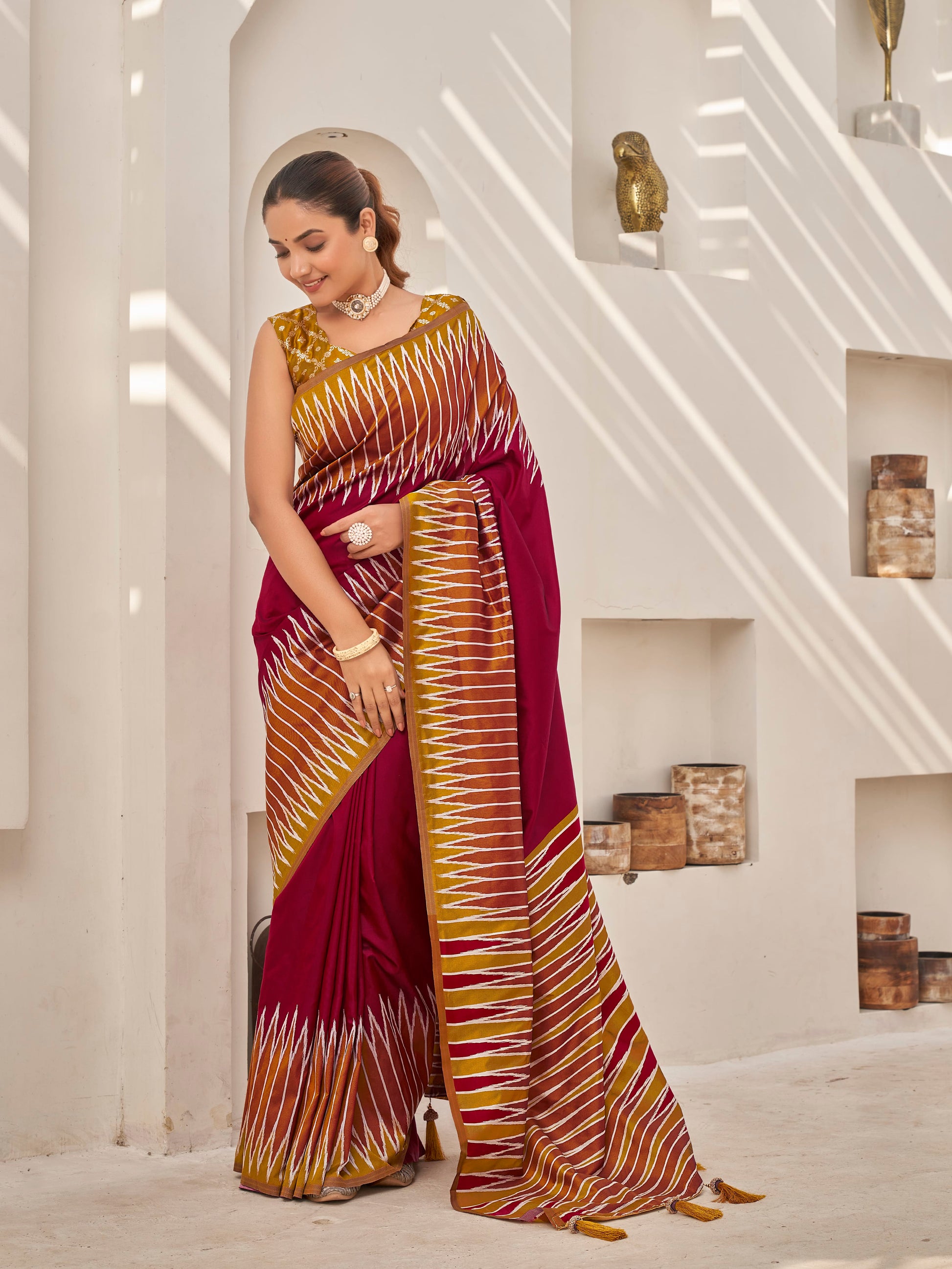 MANOHARI Banarasi Silk Blend Jacquard Work Saree - Red