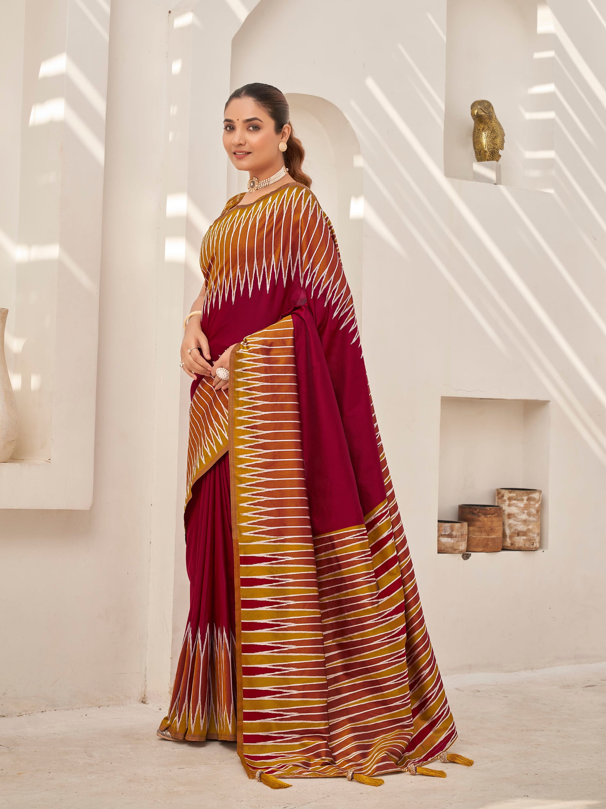 MANOHARI Banarasi Silk Blend Jacquard Work Saree - Red