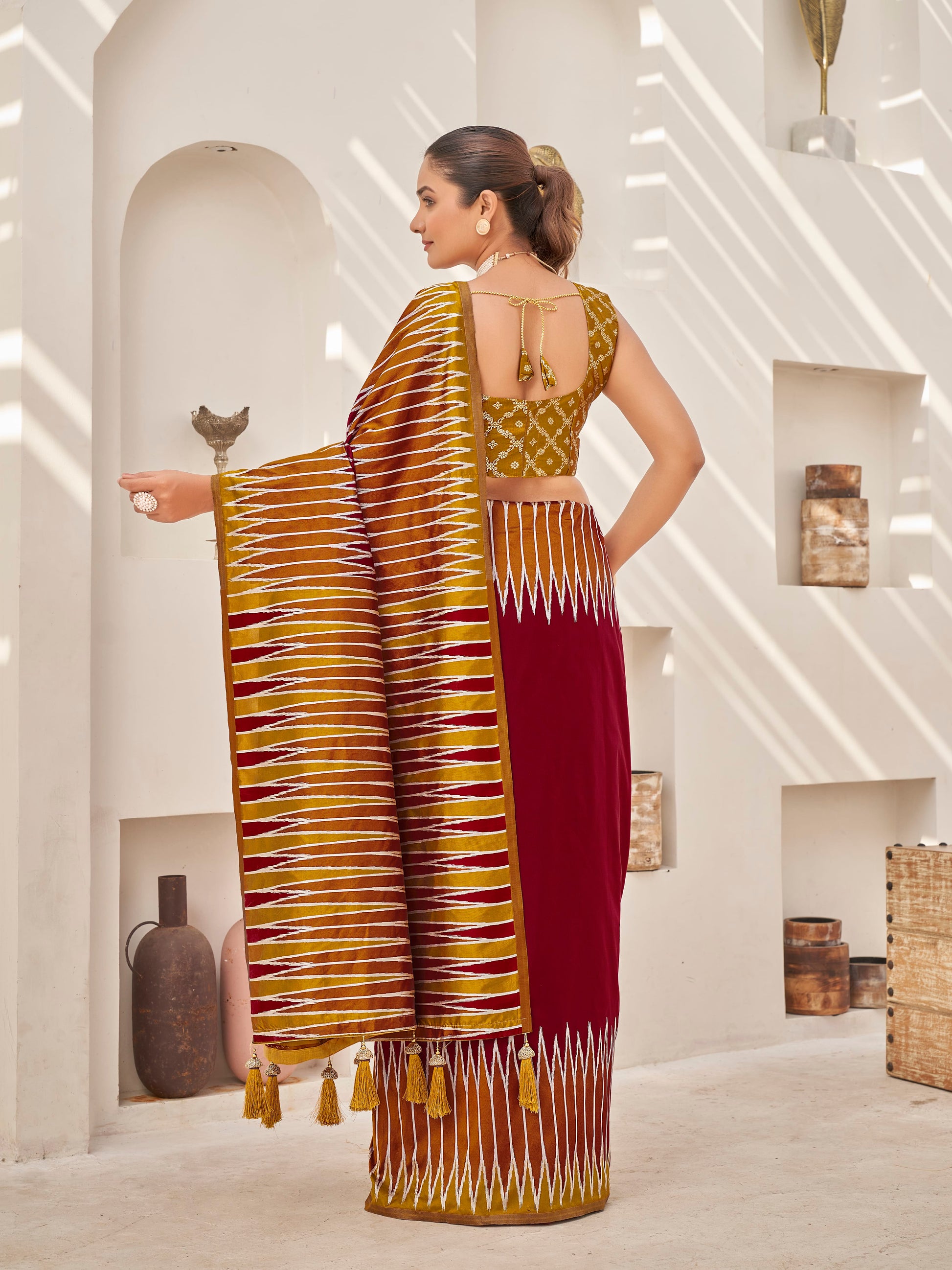 MANOHARI Banarasi Silk Blend Jacquard Work Saree - Red