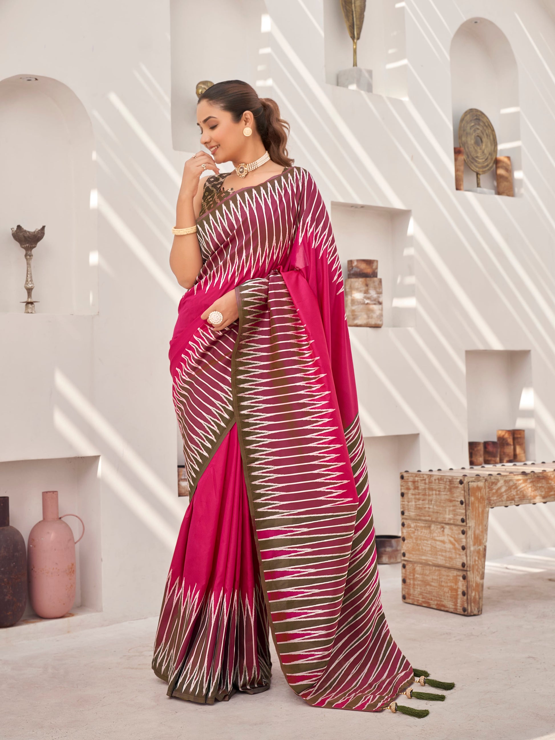 MANOHARI Banarasi Silk Blend Jacquard Work Saree - Pink