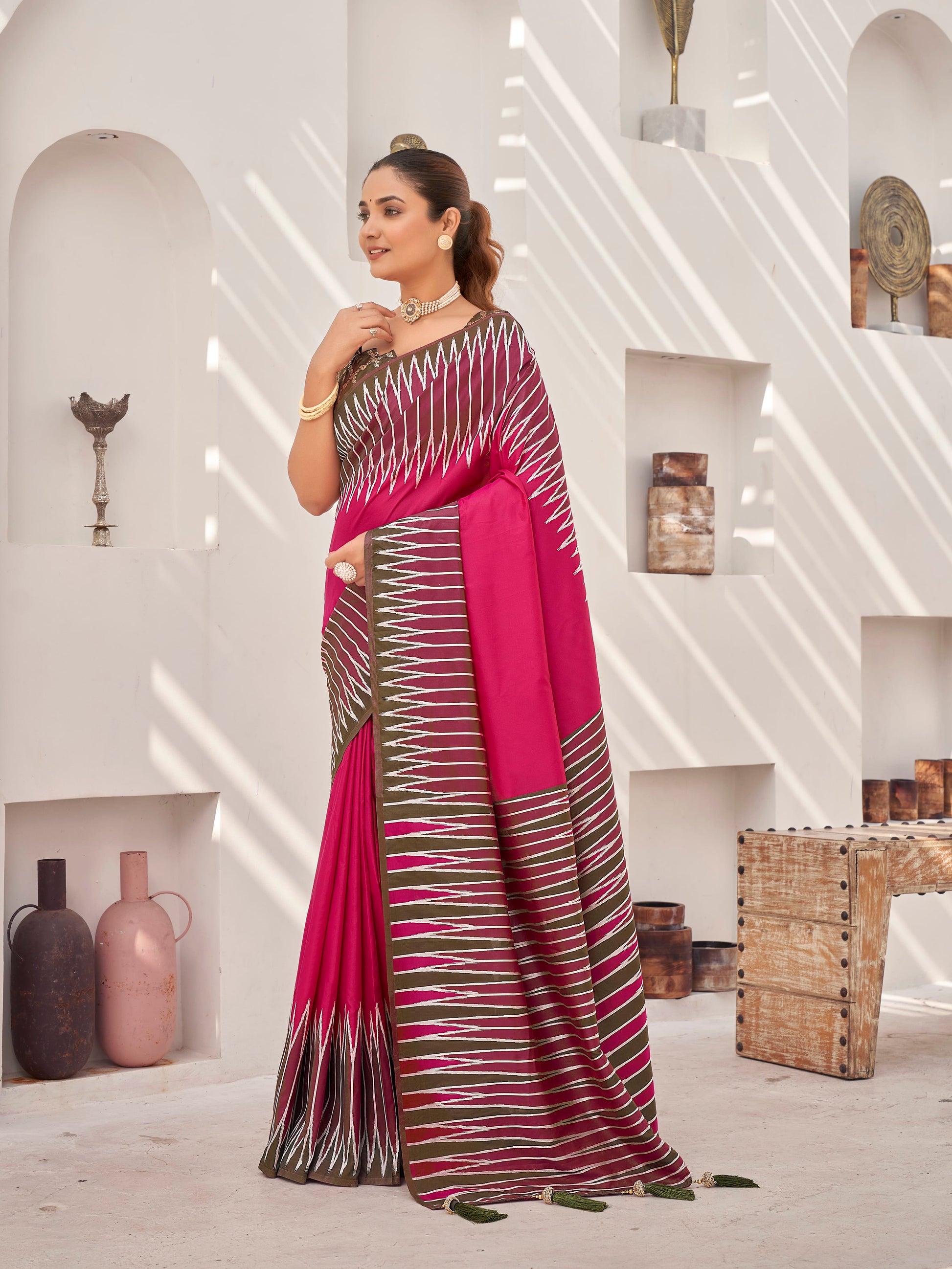 MANOHARI Banarasi Silk Blend Jacquard Work Saree - Pink