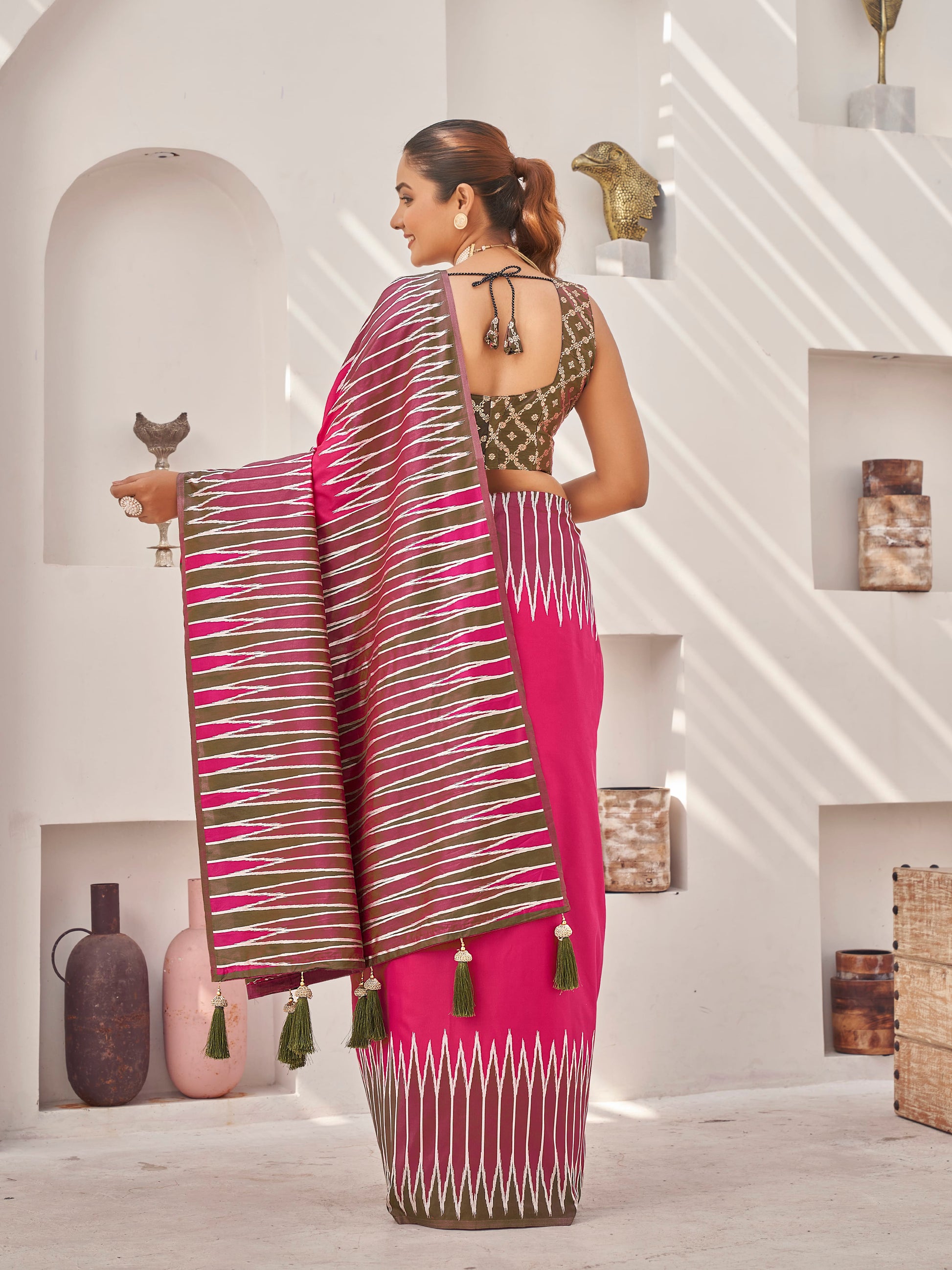 MANOHARI Banarasi Silk Blend Jacquard Work Saree - Pink