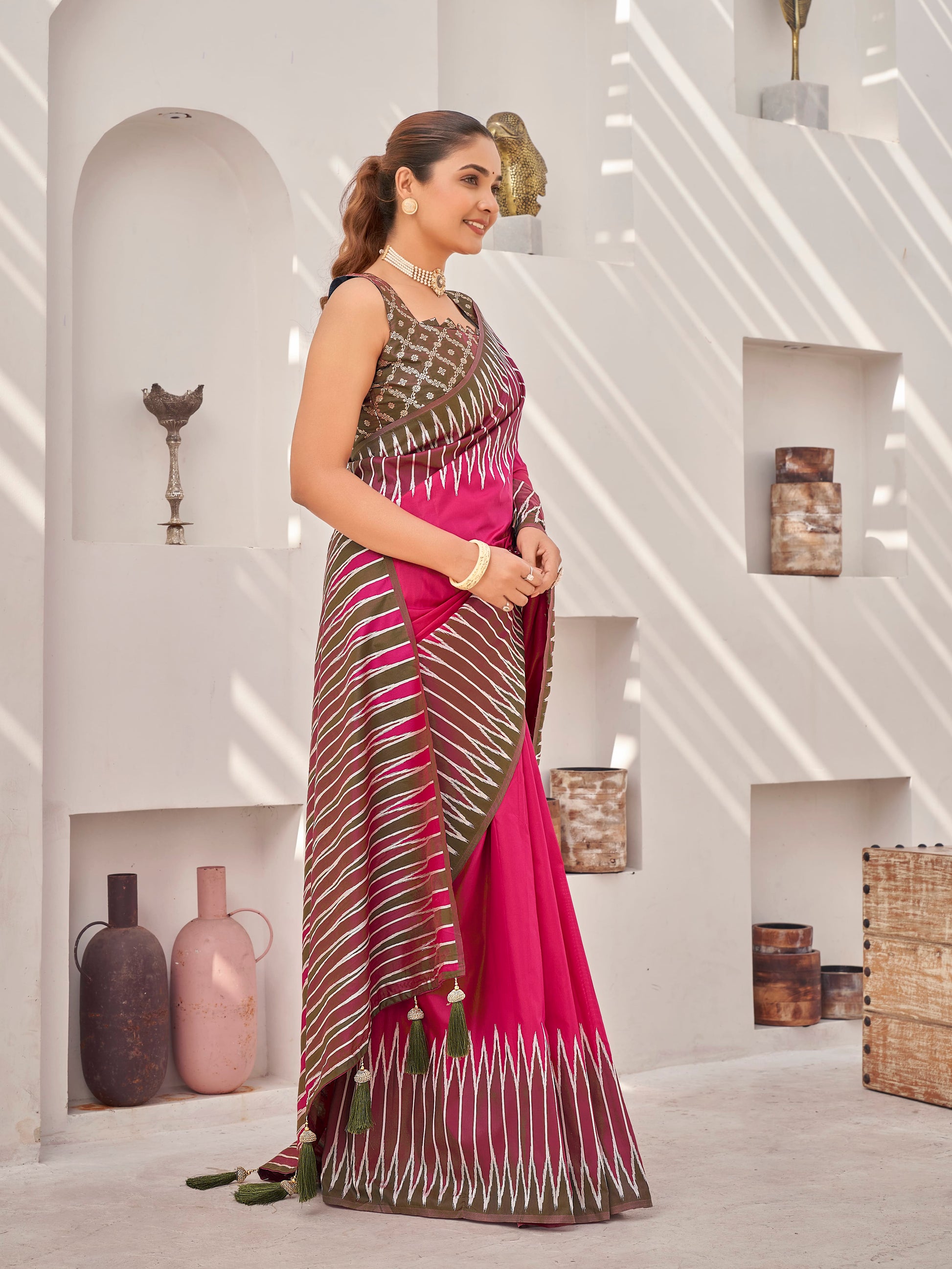 MANOHARI Banarasi Silk Blend Jacquard Work Saree - Pink